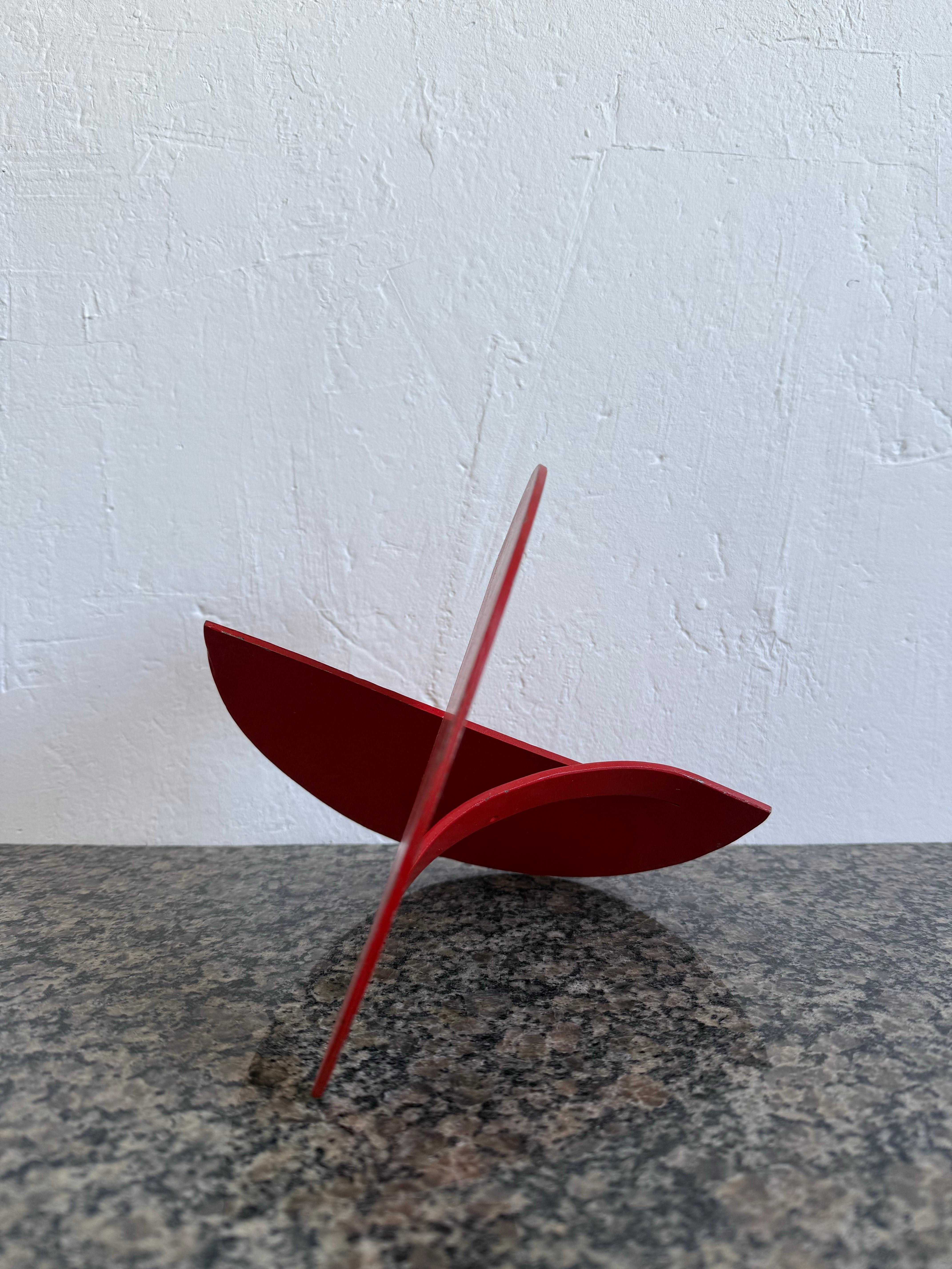 Mitte des Jahrhunderts brasilianischen modernen abstrakten rot lackierten Tisch Skulptur (Moderne der Mitte des Jahrhunderts) im Angebot