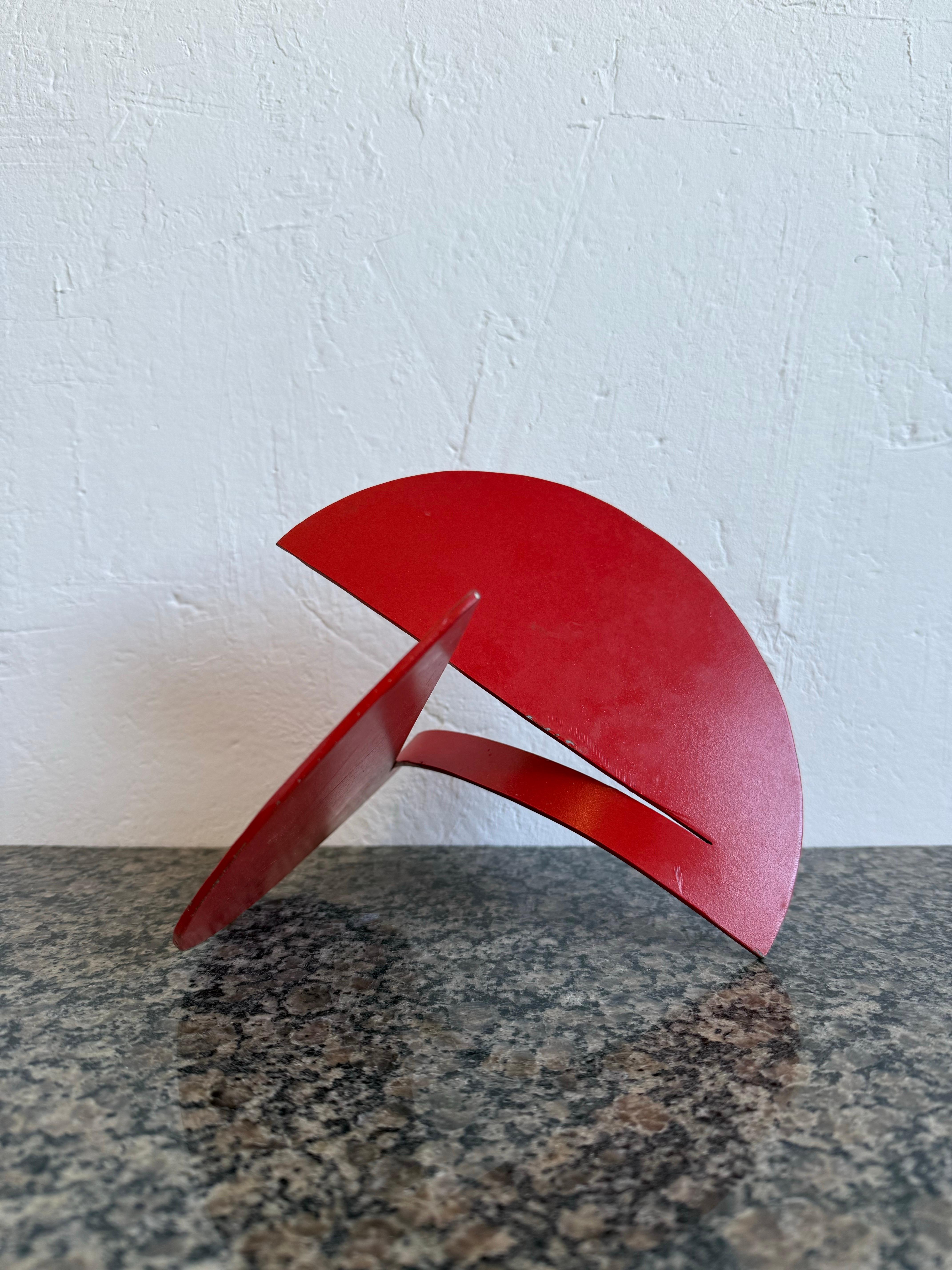 Mitte des Jahrhunderts brasilianischen modernen abstrakten rot lackierten Tisch Skulptur (Brasilianisch) im Angebot