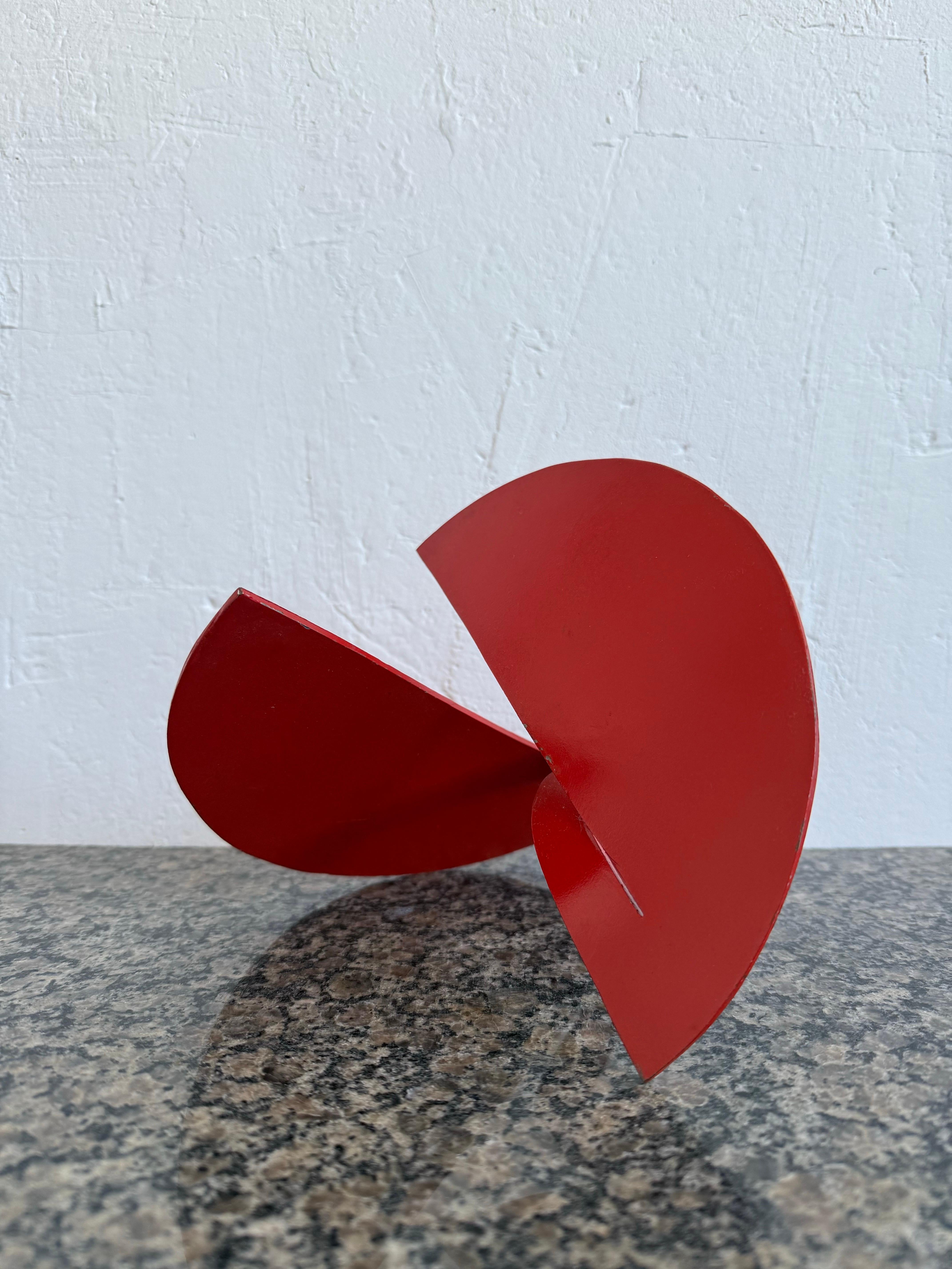 Mitte des Jahrhunderts brasilianischen modernen abstrakten rot lackierten Tisch Skulptur im Zustand „Gut“ im Angebot in Miami, FL