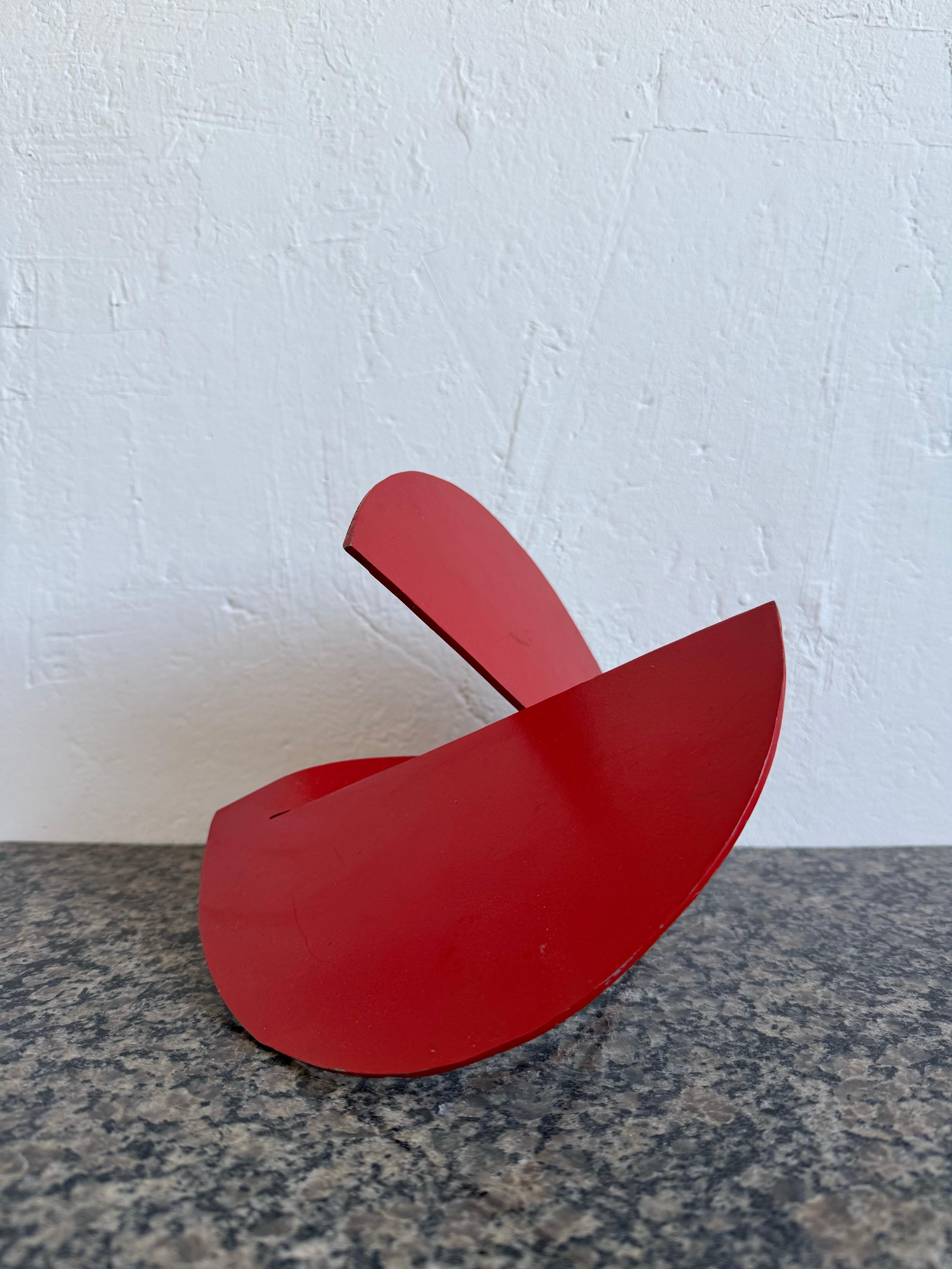 Mitte des Jahrhunderts brasilianischen modernen abstrakten rot lackierten Tisch Skulptur (Stahl) im Angebot