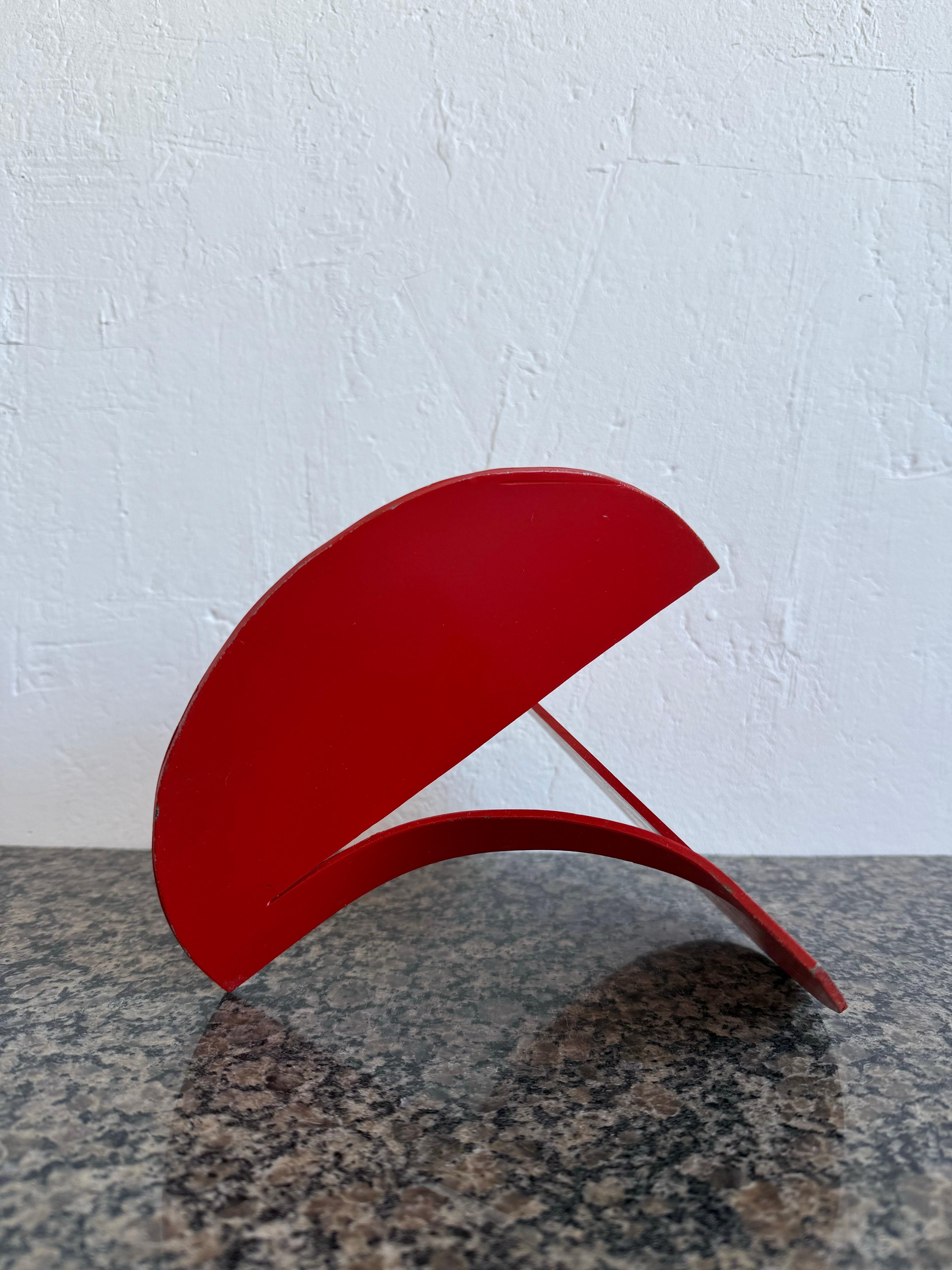 Mitte des Jahrhunderts brasilianischen modernen abstrakten rot lackierten Tisch Skulptur im Angebot 1