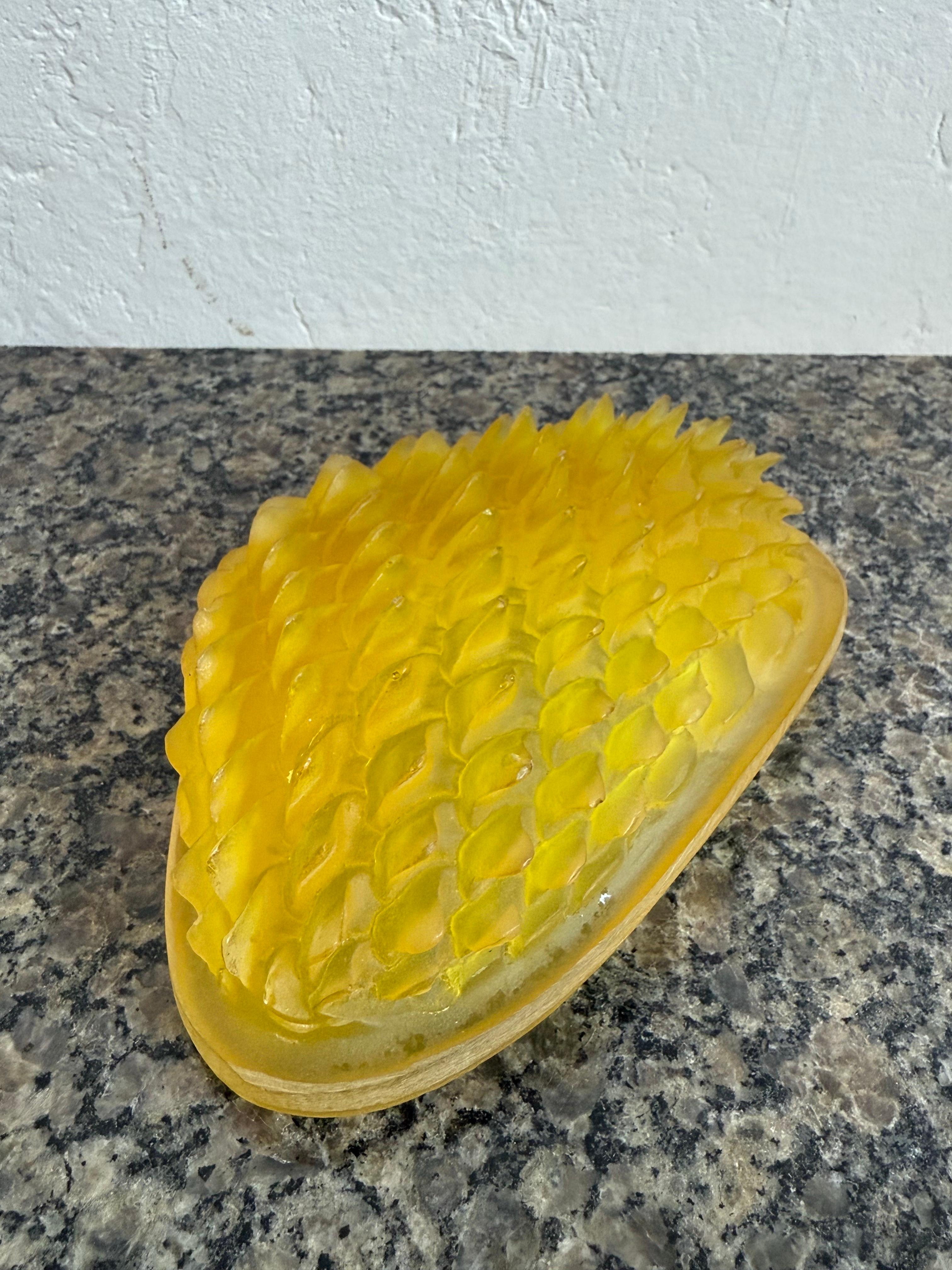 Piatto di metà secolo brasiliano moderno in acrilico Catch All Dish Wish Scaly Underside in vendita 4