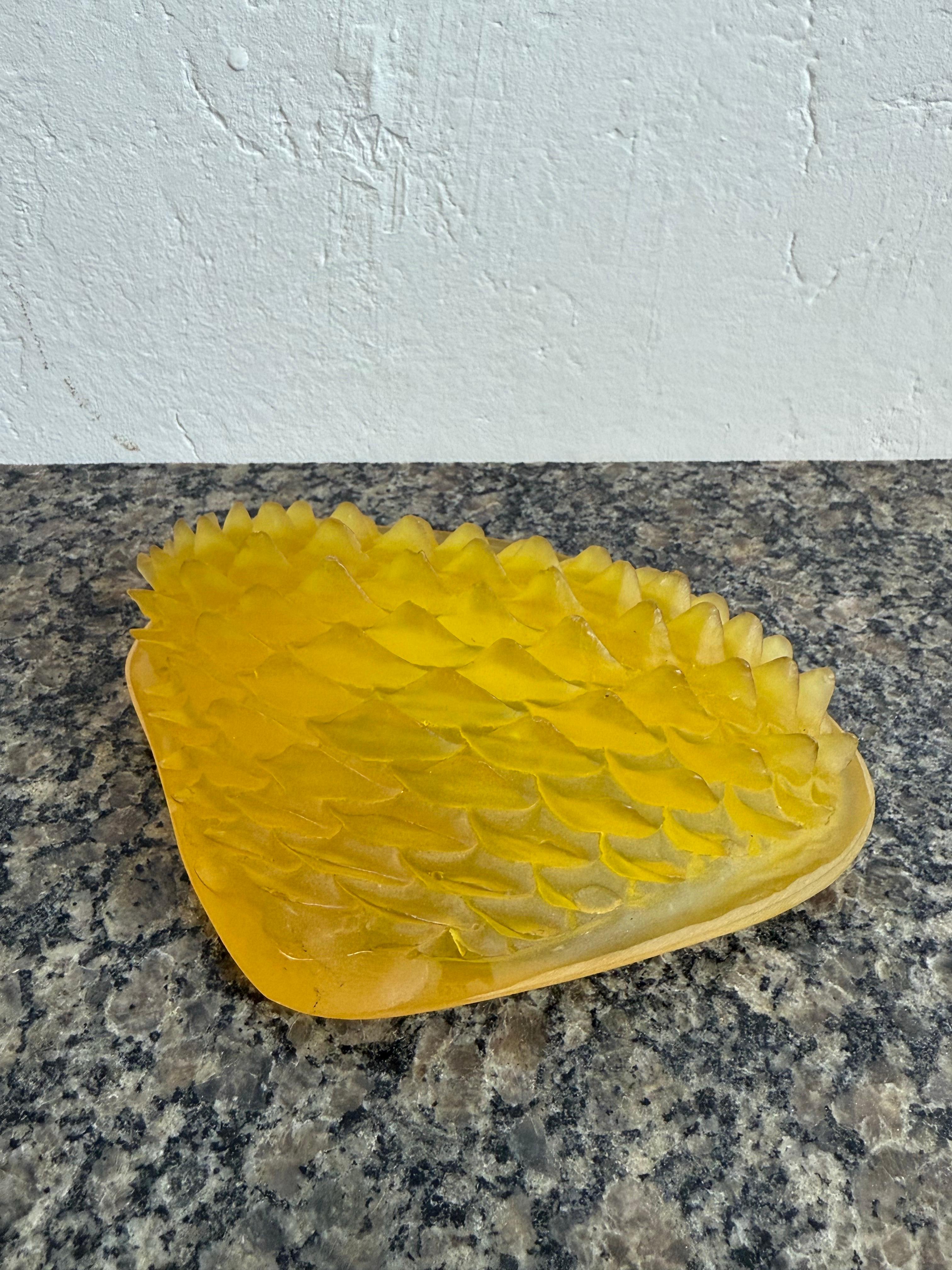 Piatto di metà secolo brasiliano moderno in acrilico Catch All Dish Wish Scaly Underside in vendita 6