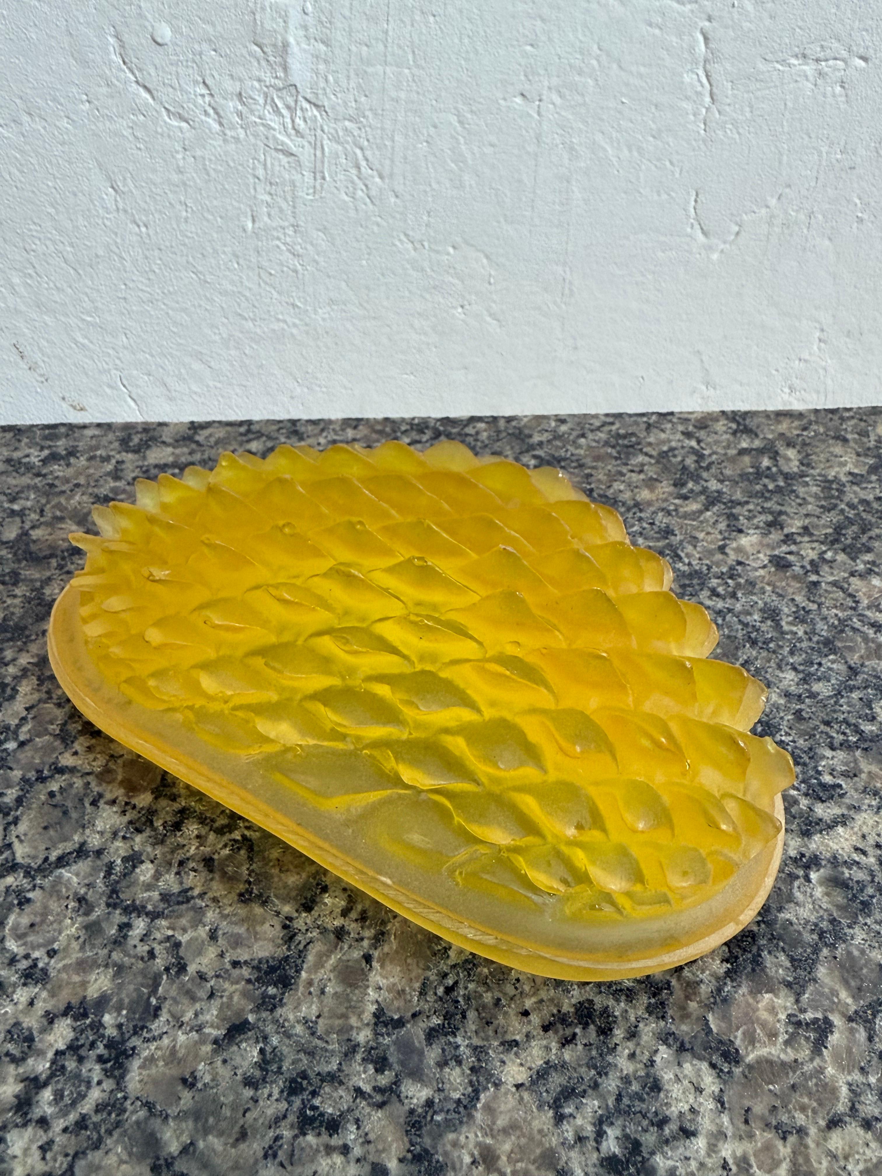Piatto di metà secolo brasiliano moderno in acrilico Catch All Dish Wish Scaly Underside in vendita 7