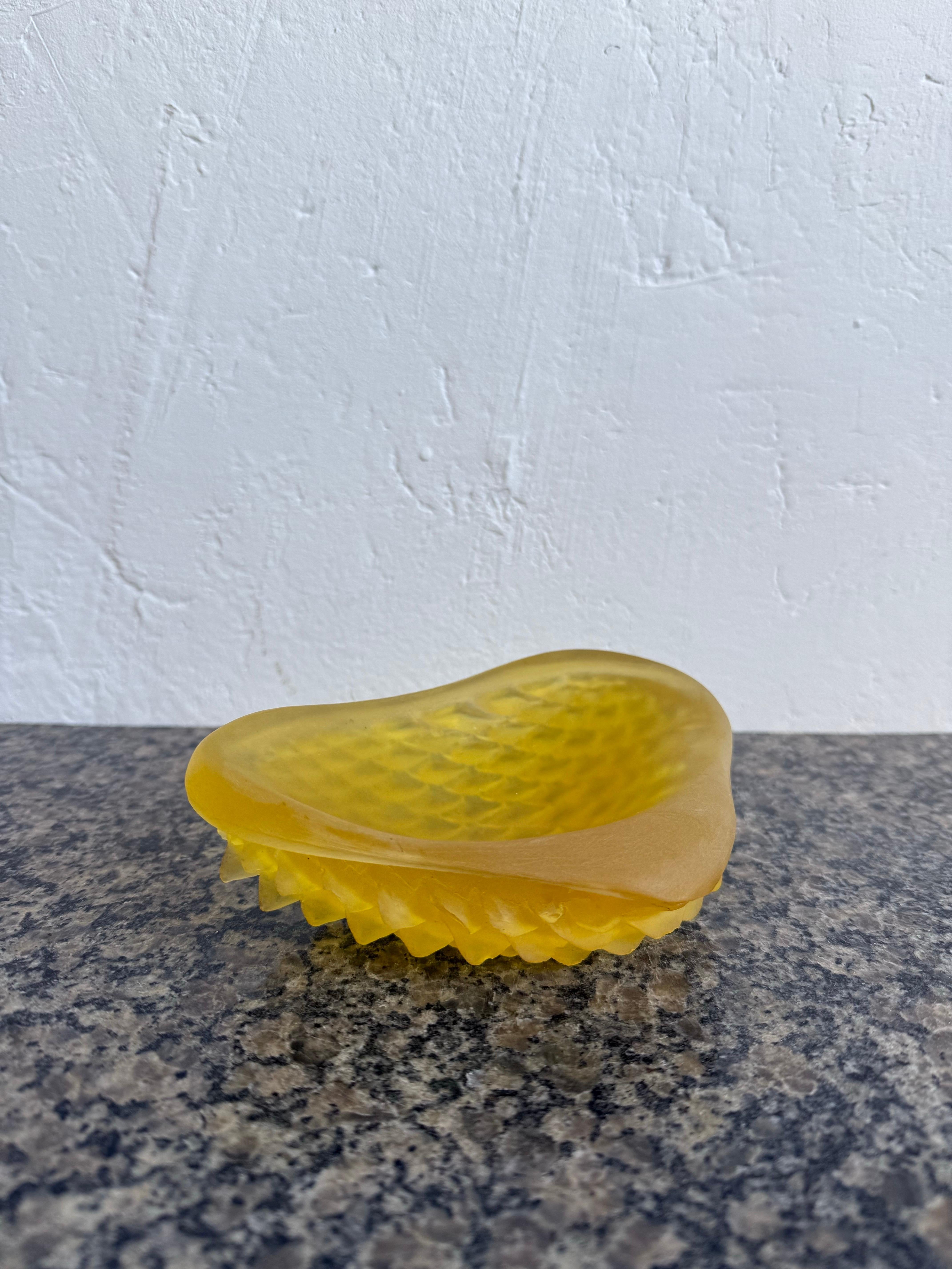 Piatto da portata brasiliano di metà secolo a forma di conchiglia con la parte inferiore squamosa, anni '60.