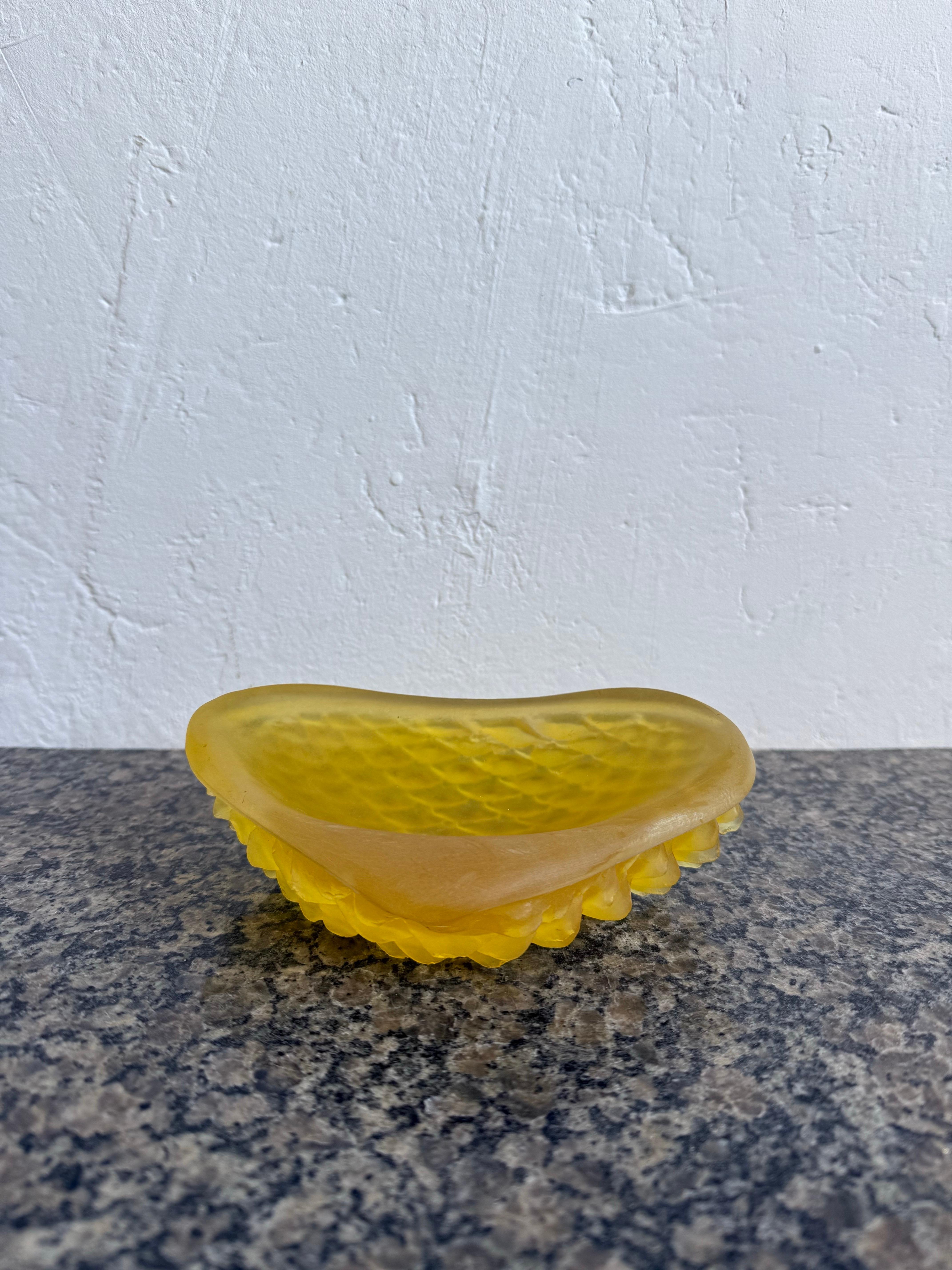 Piatto di metà secolo brasiliano moderno in acrilico Catch All Dish Wish Scaly Underside In condizioni buone in vendita a Miami, FL
