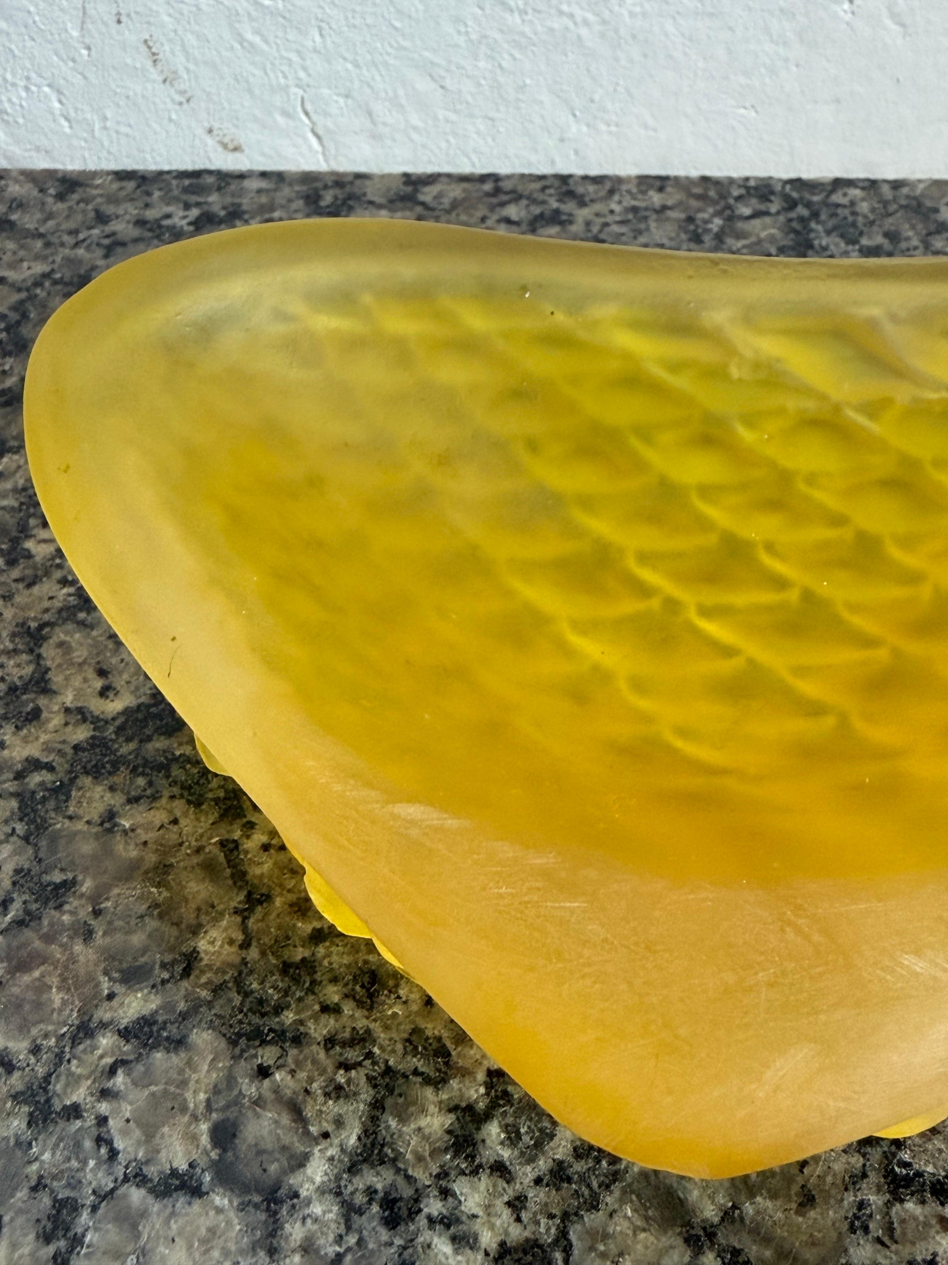Piatto di metà secolo brasiliano moderno in acrilico Catch All Dish Wish Scaly Underside in vendita 1
