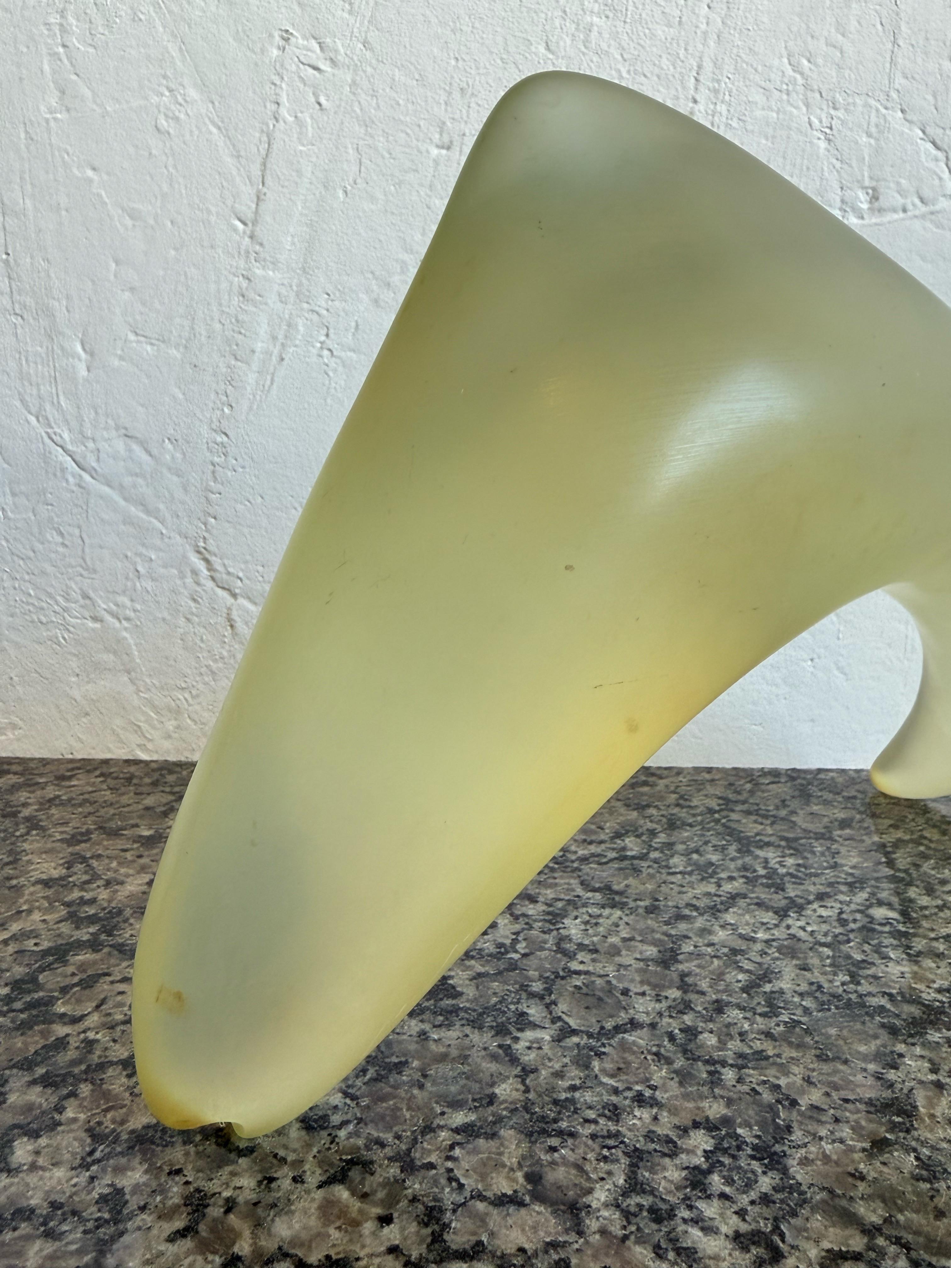 Scultura moderna brasiliana di metà secolo con pesce saltante in acrilico, anni '60 in vendita 3