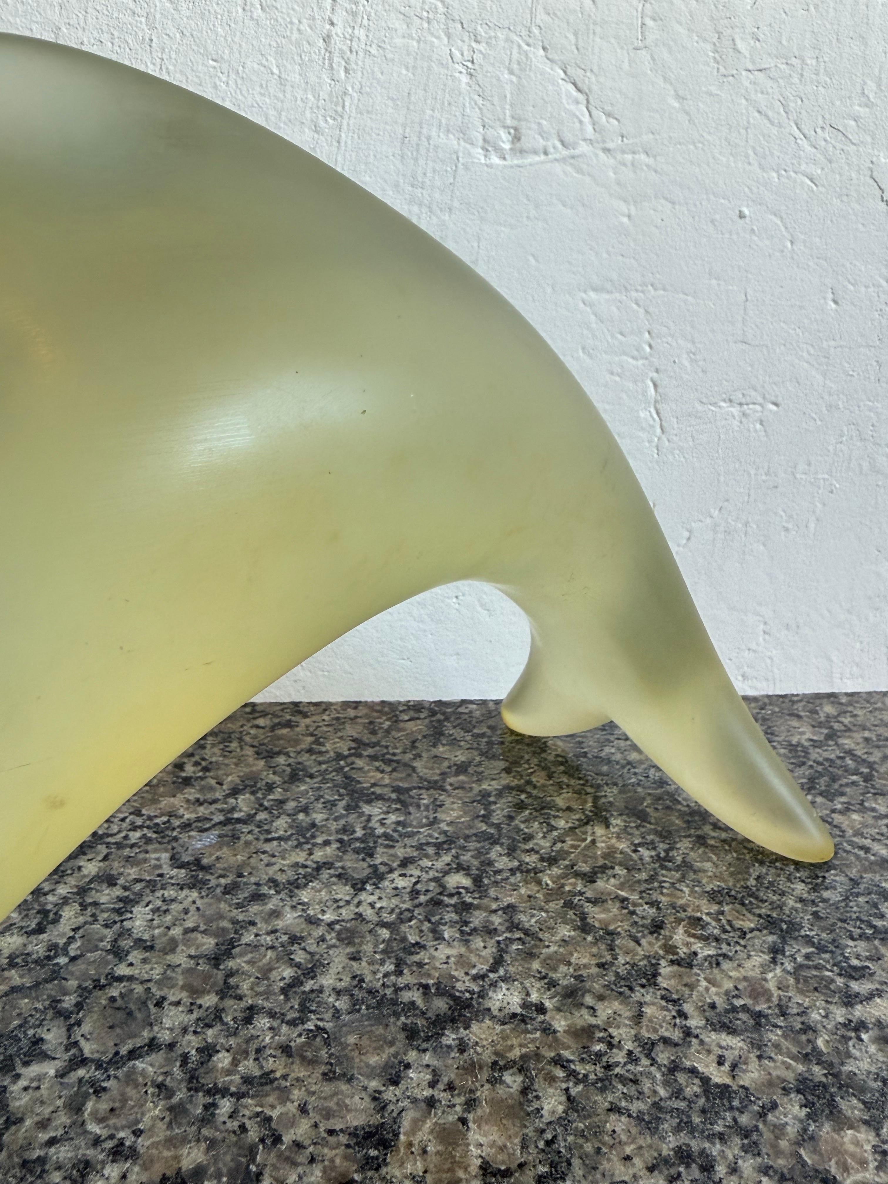 Scultura moderna brasiliana di metà secolo con pesce saltante in acrilico, anni '60 in vendita 4