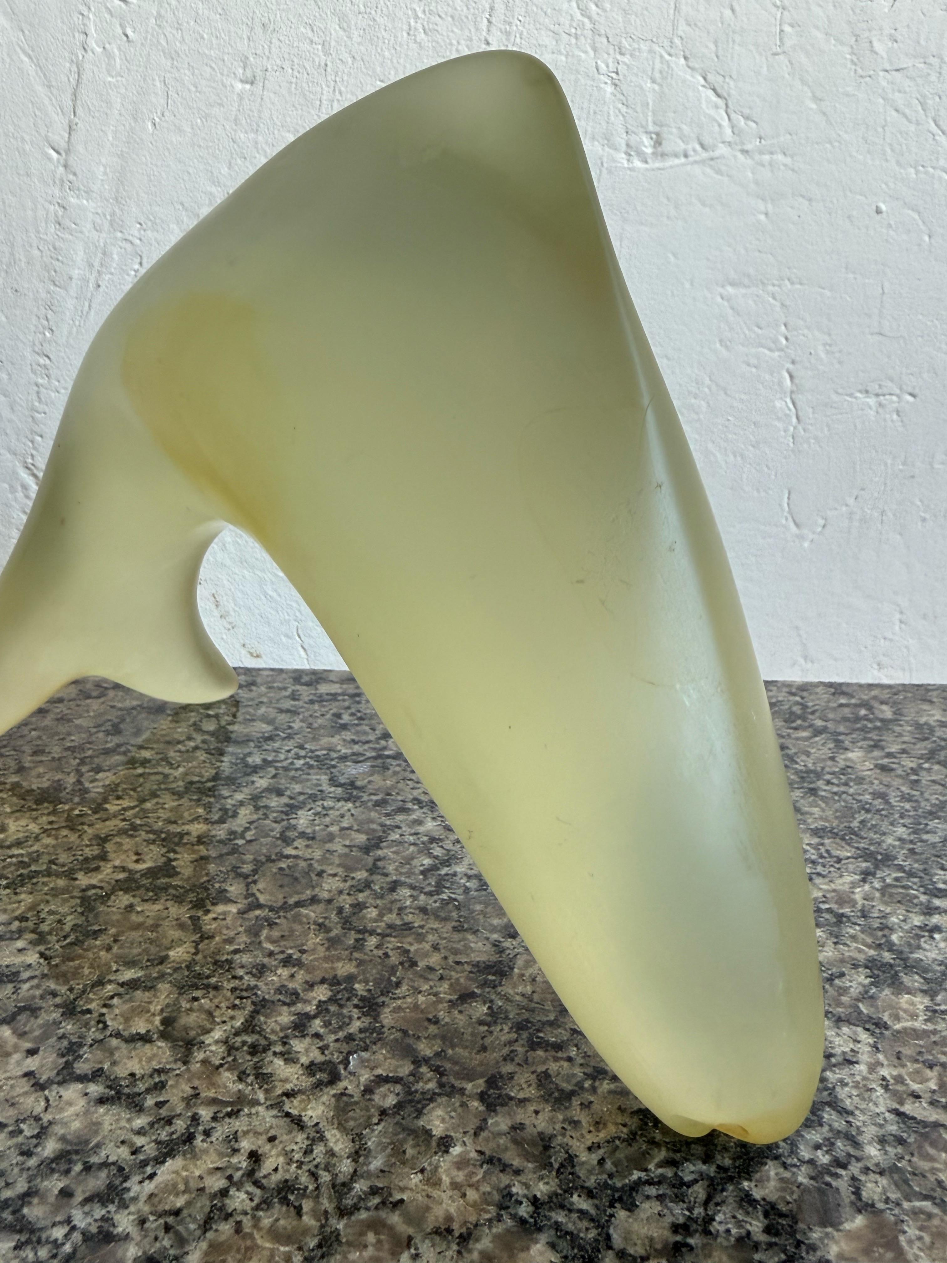 Scultura moderna brasiliana di metà secolo con pesce saltante in acrilico, anni '60 in vendita 5