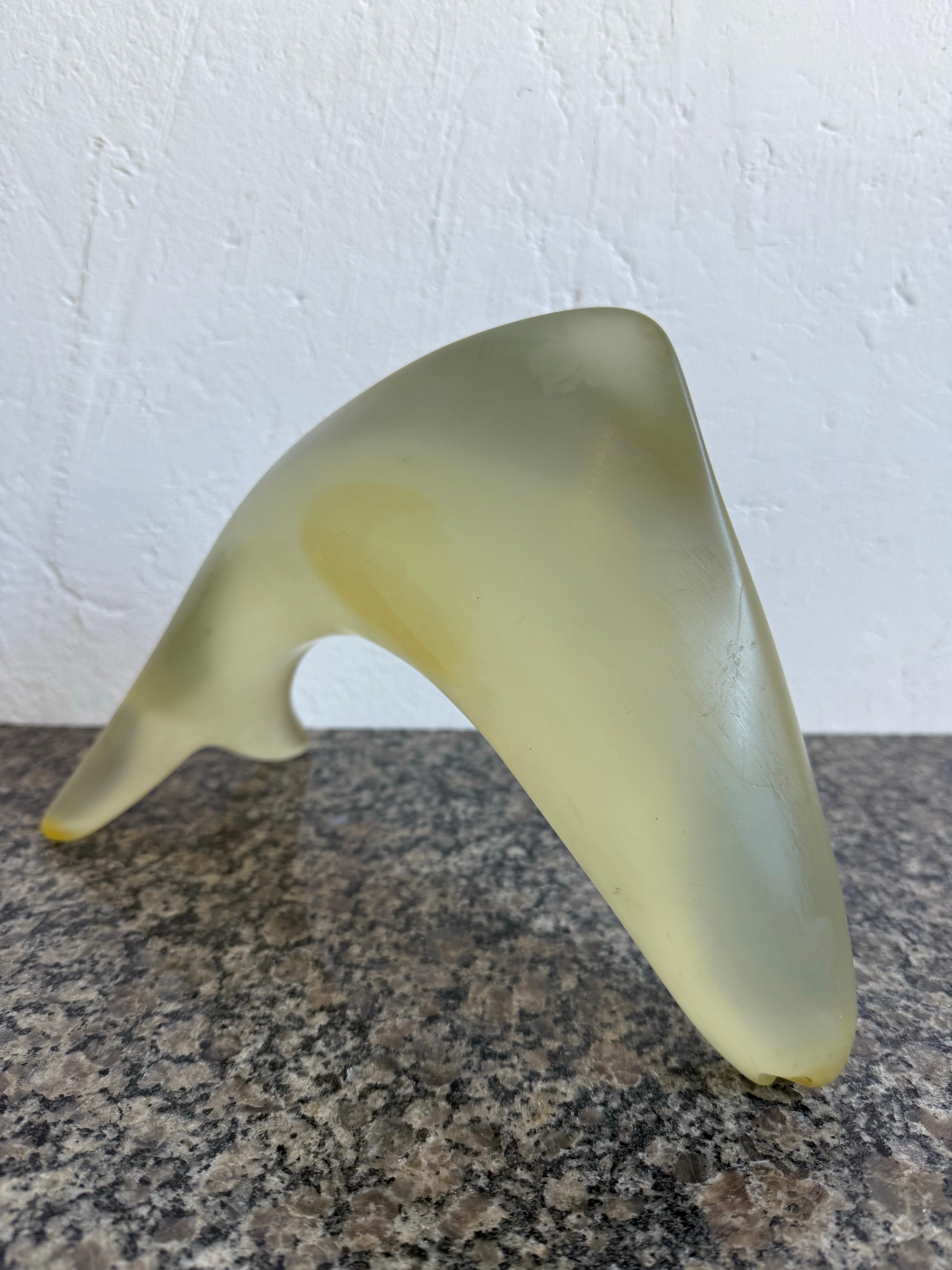 Scultura moderna brasiliana di metà secolo con pesce saltante in acrilico, anni '60 In condizioni buone in vendita a Miami, FL