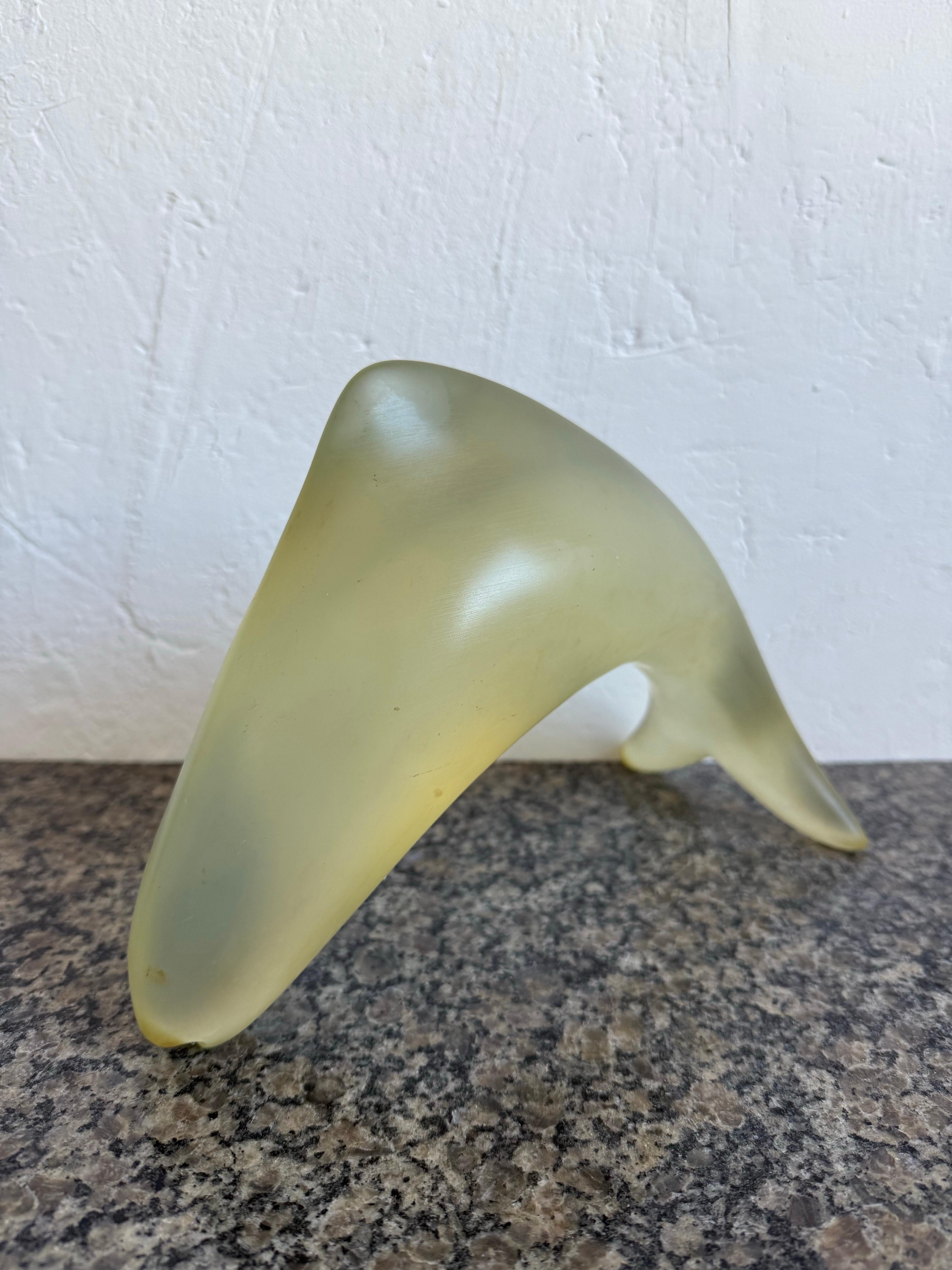 XX secolo Scultura moderna brasiliana di metà secolo con pesce saltante in acrilico, anni '60 in vendita
