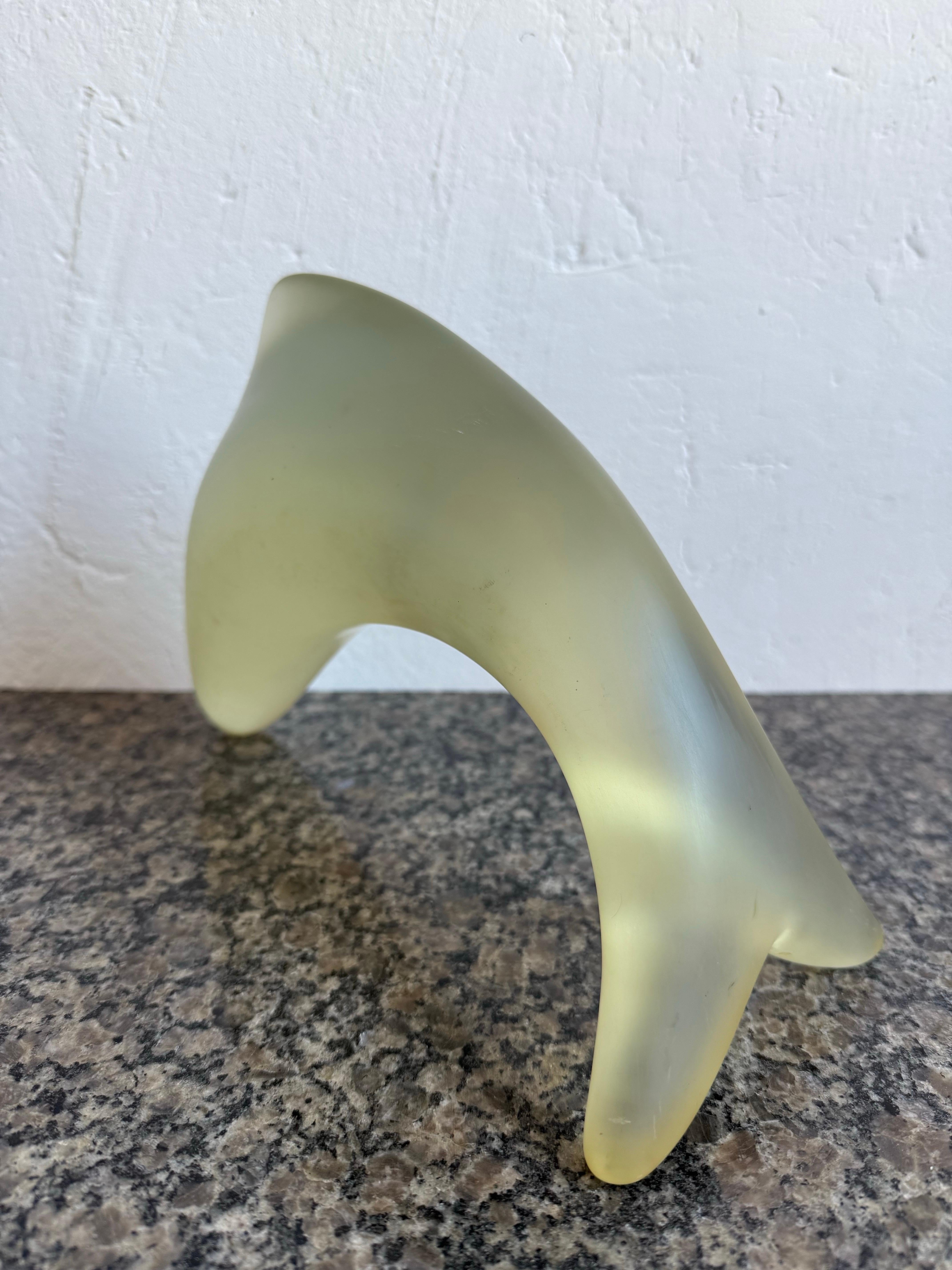 Scultura moderna brasiliana di metà secolo con pesce saltante in acrilico, anni '60 in vendita 2