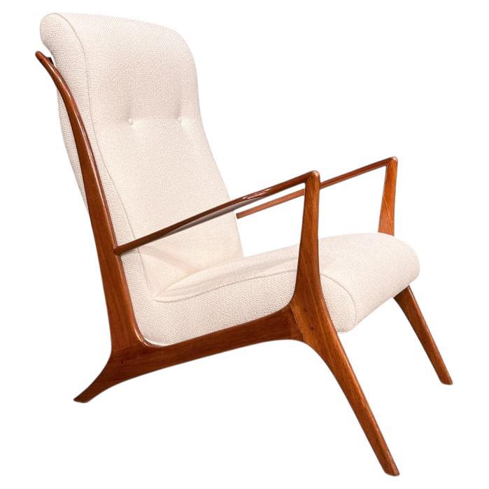 Poltrona brasiliana moderna di metà secolo in legno duro e bouclé di John Grazs, anni '50
