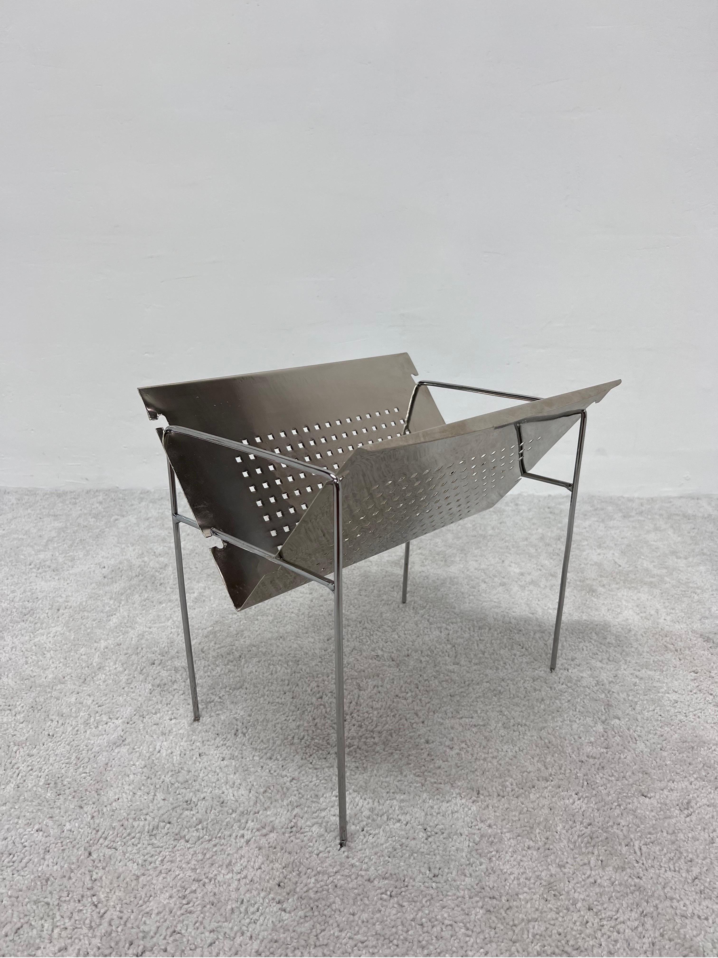 Chrome Porte-revues chromé perforé de style brésilien moderne du milieu du siècle dernier, années 1960 en vente