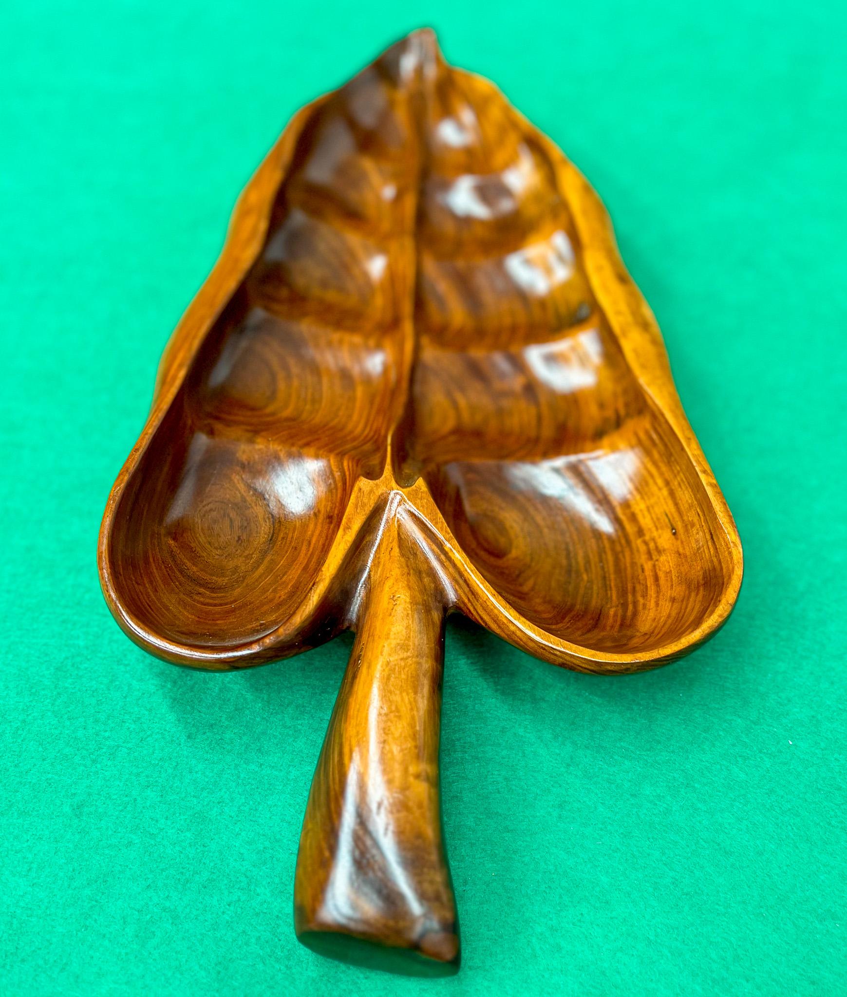 Mid Century Brazilian Modern Platter with Leaf-shape in Hardwood, 1960s, Brazil In Good Condition In New York, NY