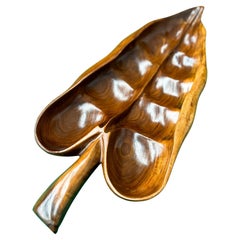 Plat moderne brésilien du milieu du siècle dernier en bois de feuillus en forme de feuille, années 1960