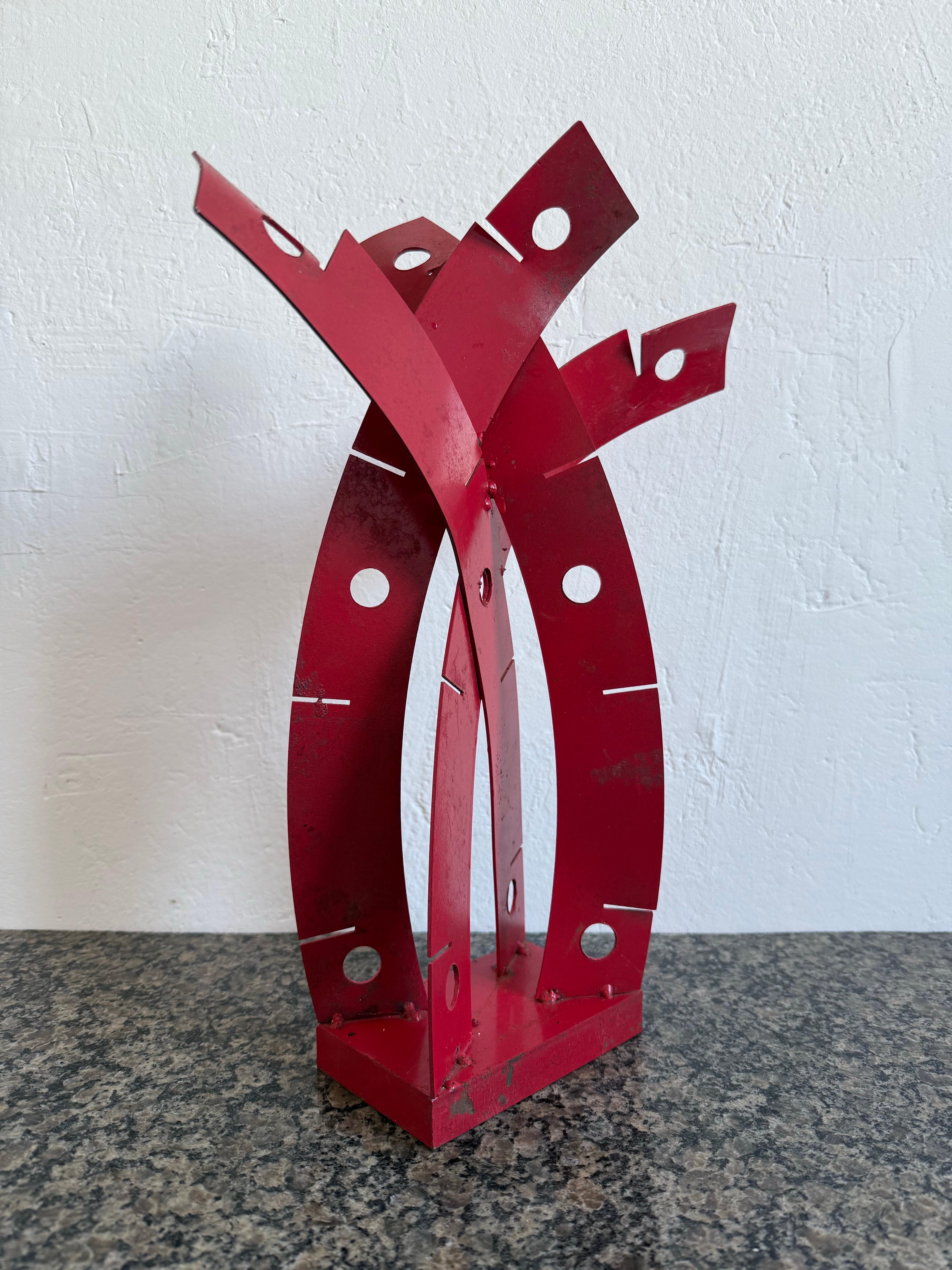 Moderne brasilianische Tischskulptur aus rot lackiertem Stahl, um 1970.  Künstler unbekannt.