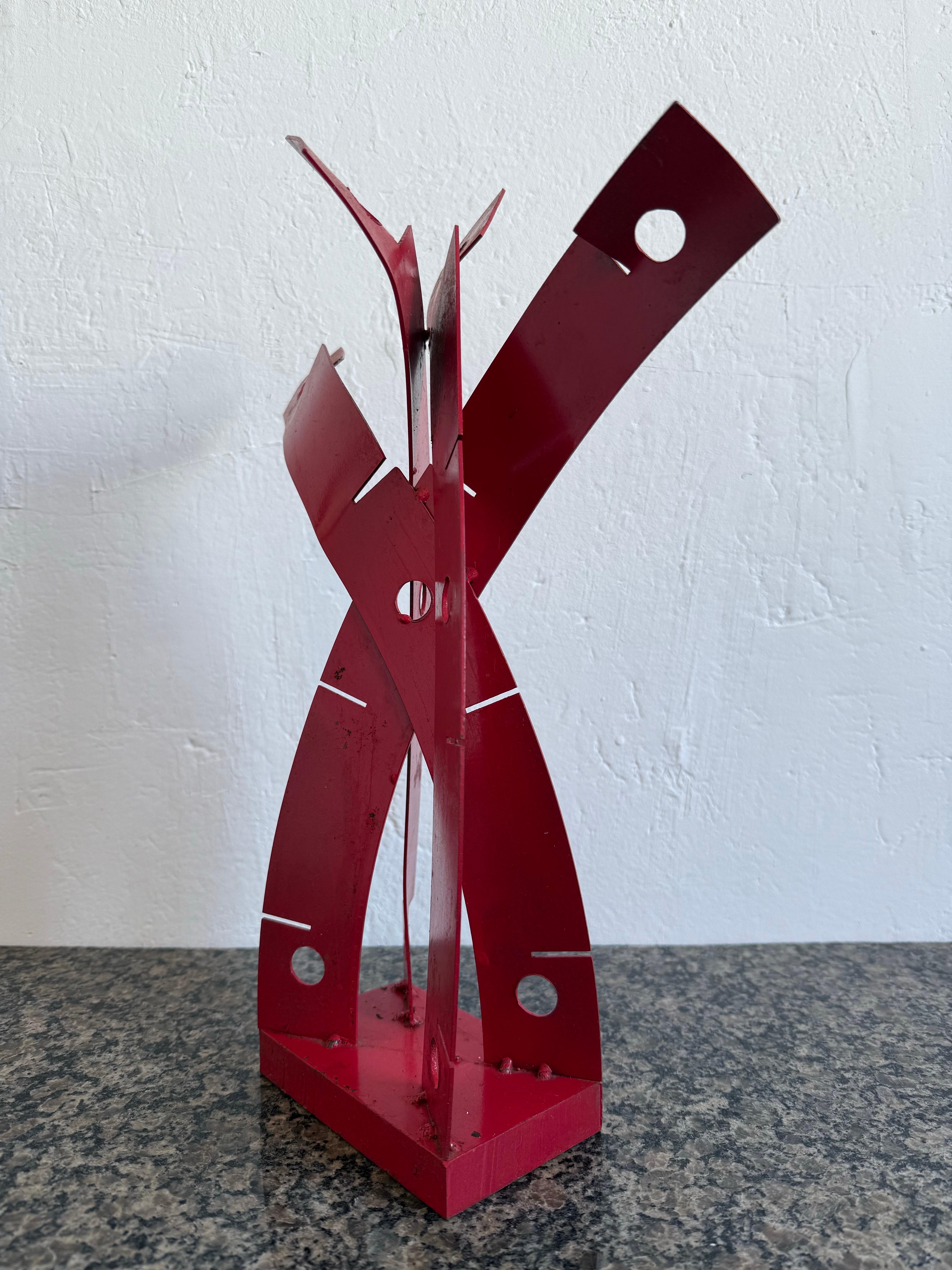 Mitte des Jahrhunderts brasilianische moderne rot lackierte abstrakte Tischskulptur im Zustand „Gut“ im Angebot in Miami, FL