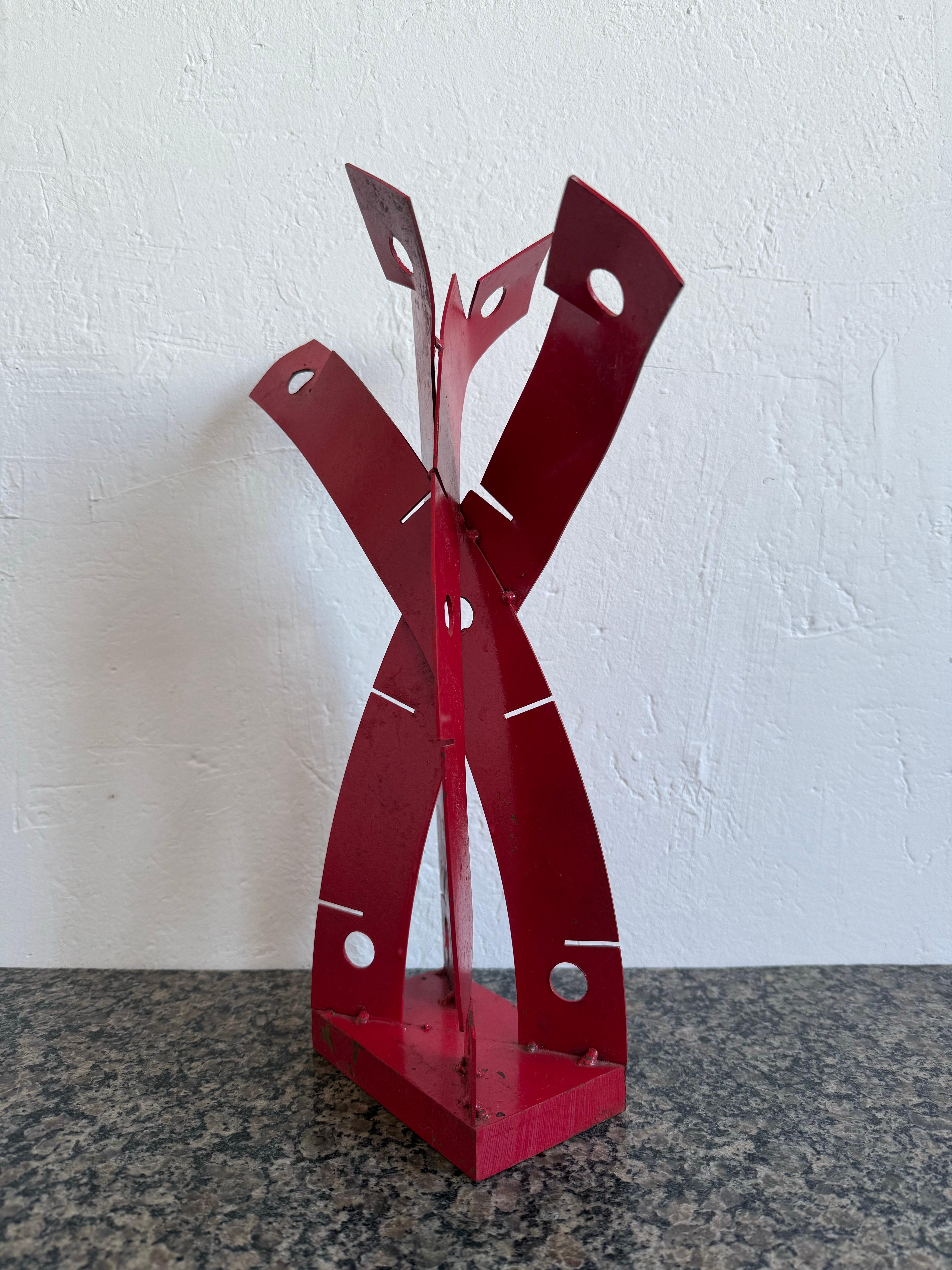 Mitte des Jahrhunderts brasilianische moderne rot lackierte abstrakte Tischskulptur (20. Jahrhundert) im Angebot