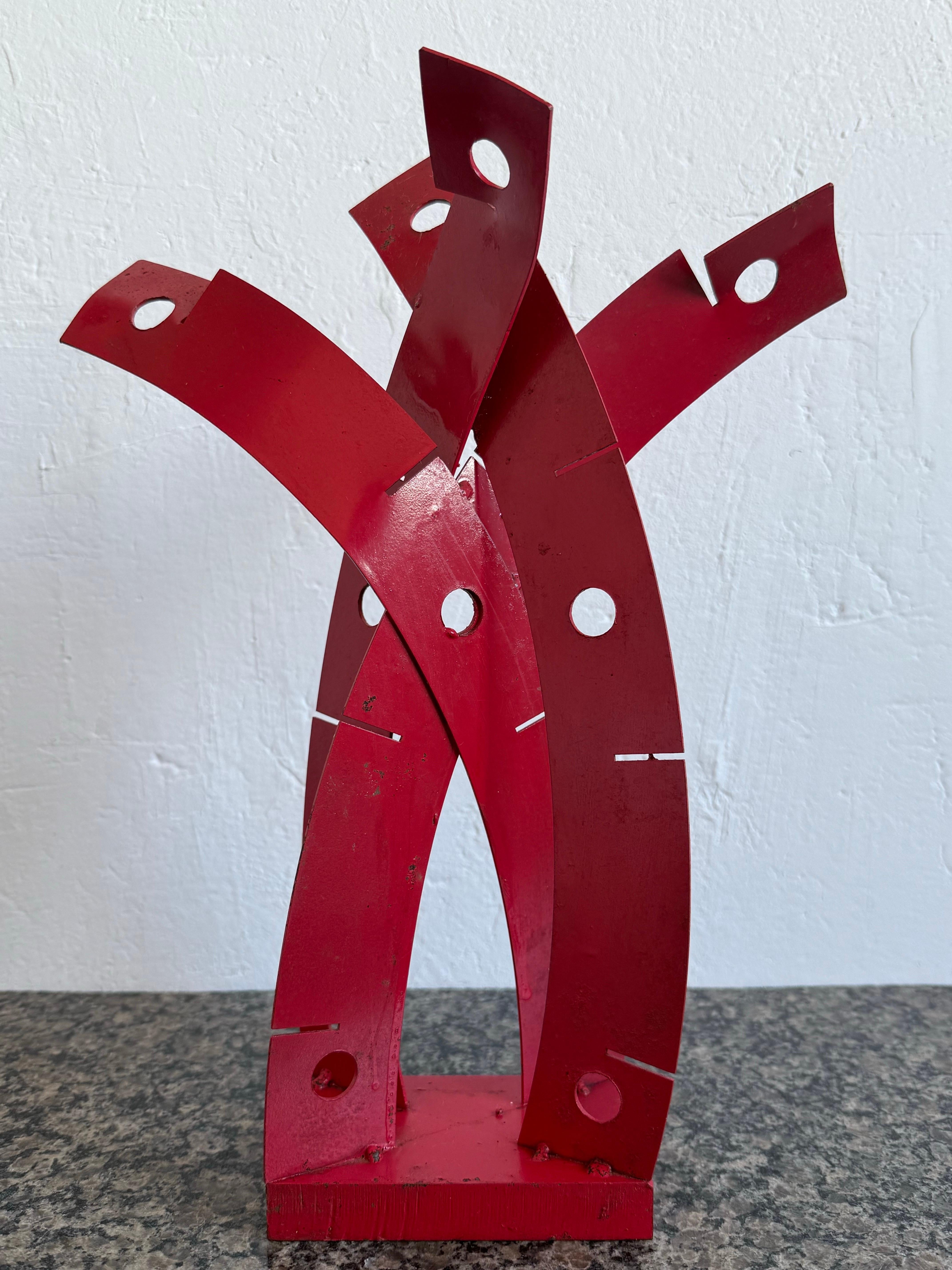 Mitte des Jahrhunderts brasilianische moderne rot lackierte abstrakte Tischskulptur (Stahl) im Angebot