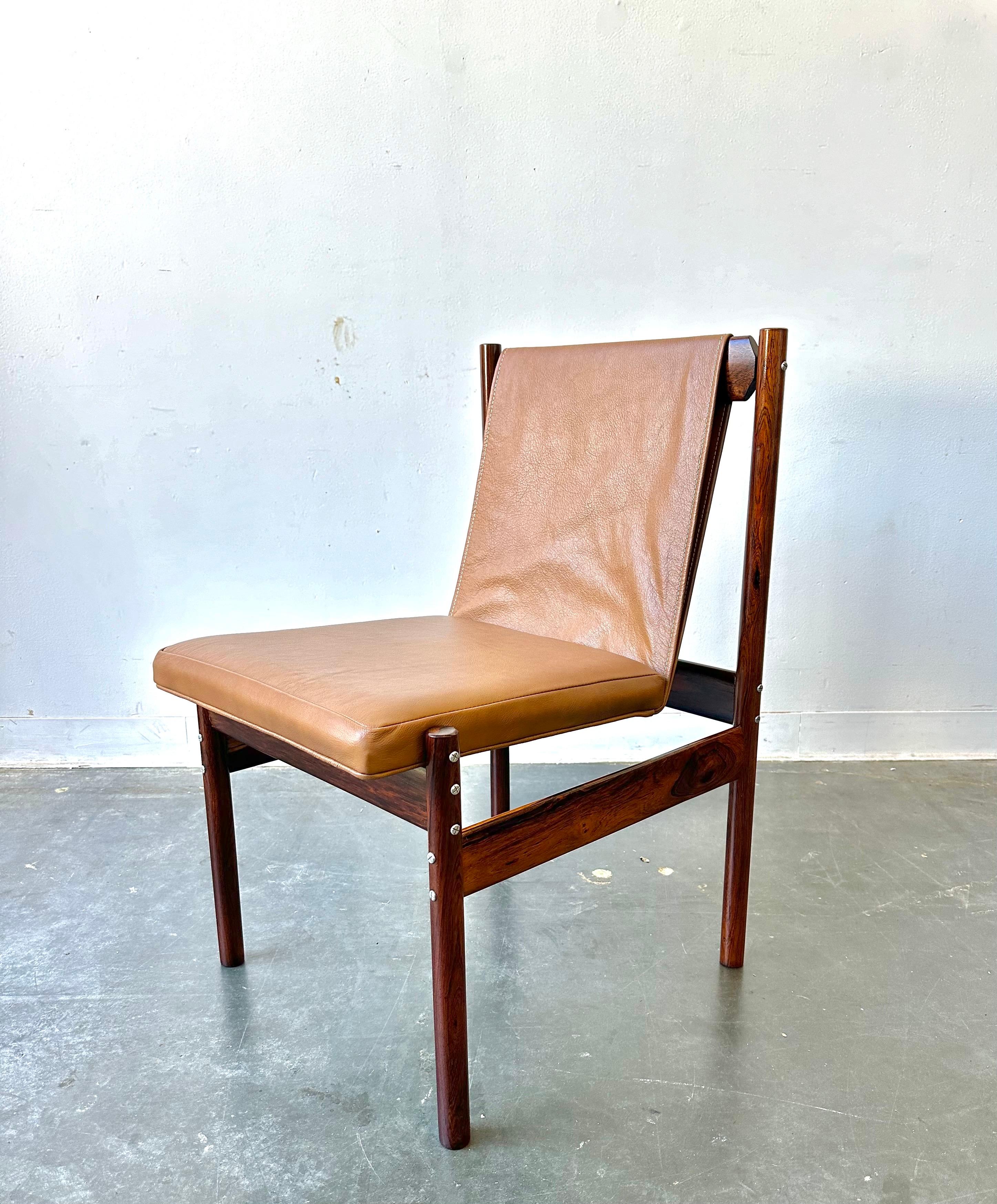 Milieu du XXe siècle Chaises modernes brésiliennes du milieu du siècle dernier en bois de rose et cuir de Novo Rumo