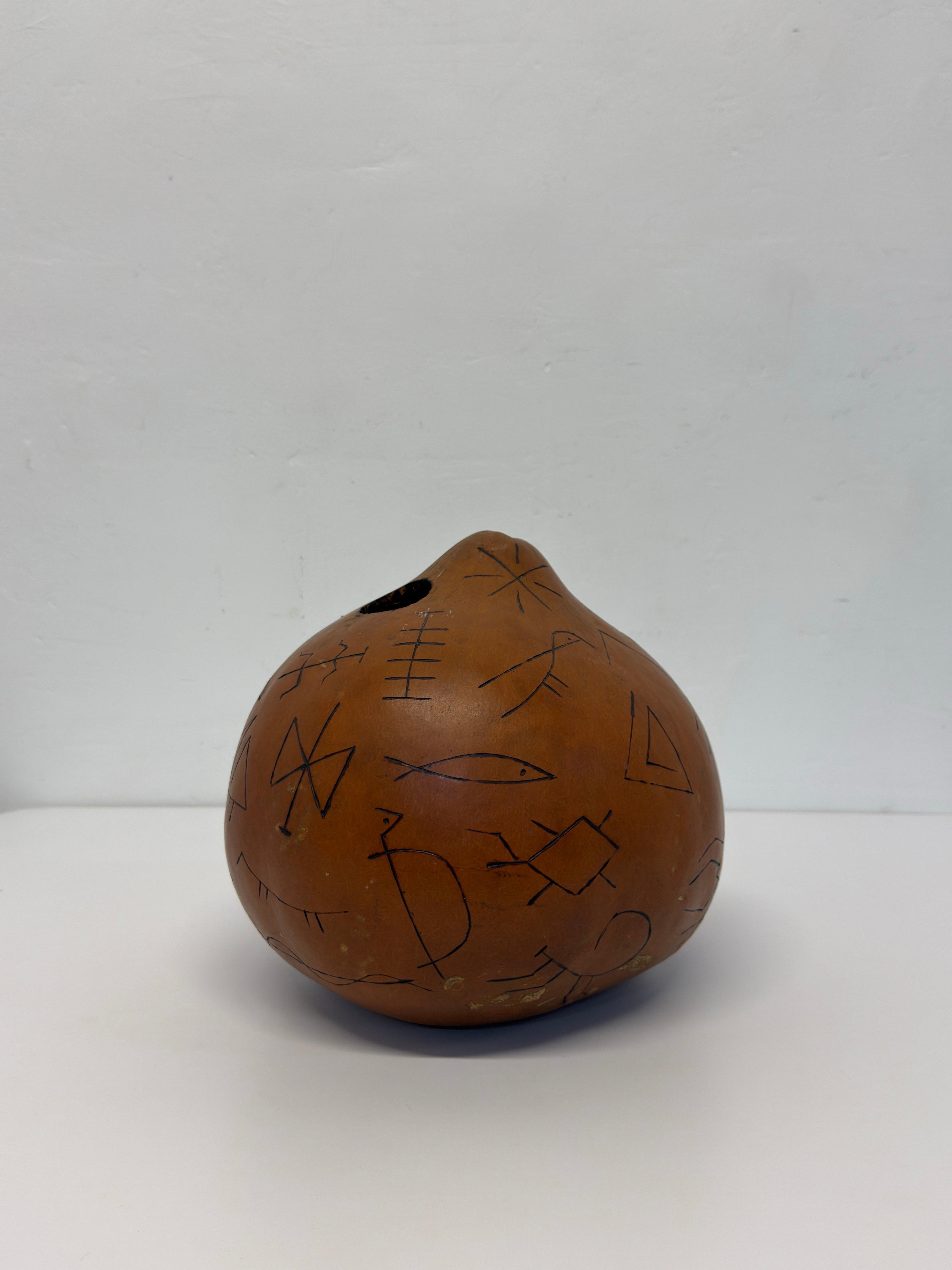 Scultura in zucca di arte tribale brasiliana di metà secolo con finitura mordenzata e punta d'ago a caldo, anni '60.