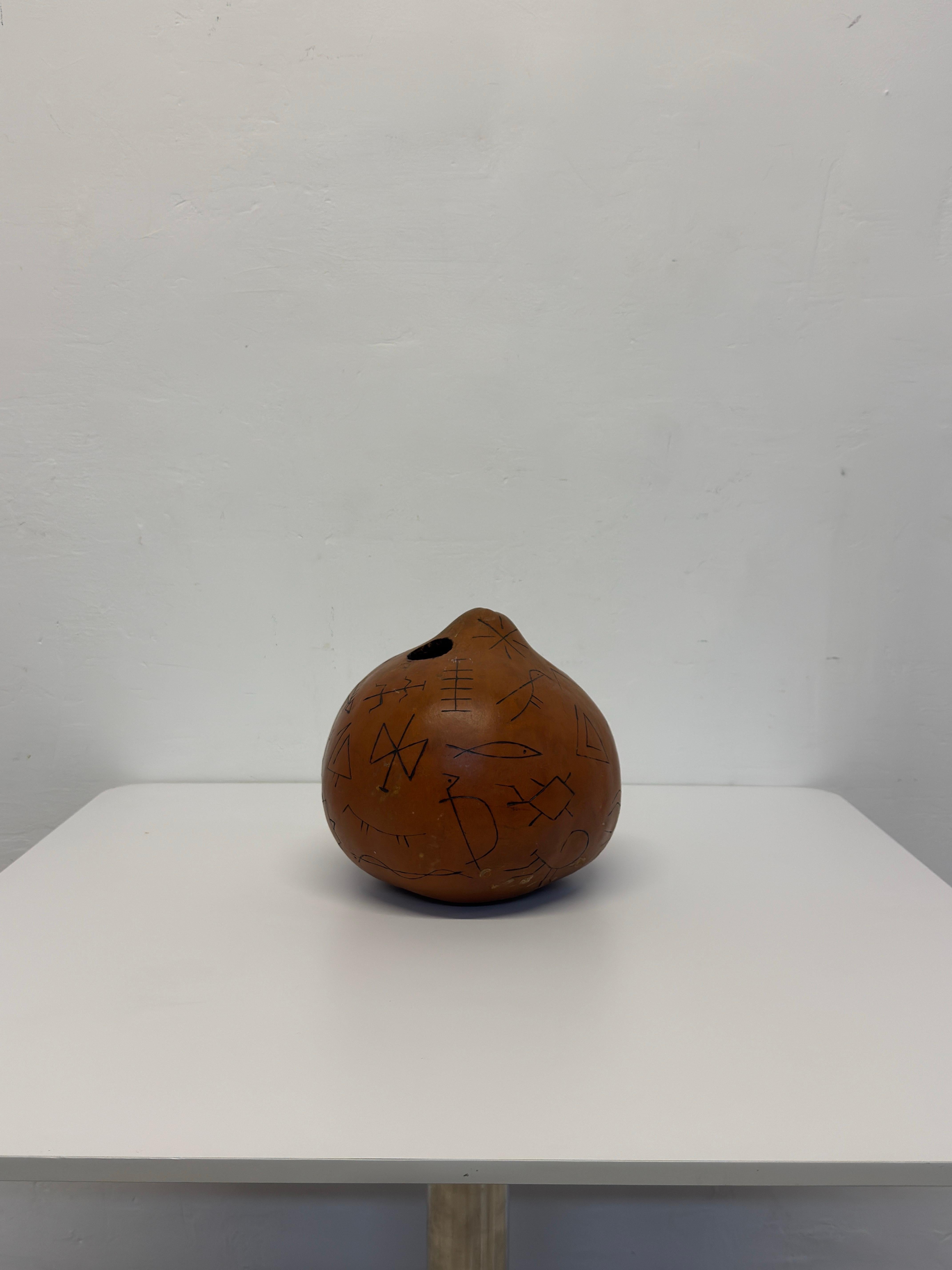 Brasiliano Zucca colorata brasiliana moderna di metà secolo con figure a punta d'ago calda in vendita