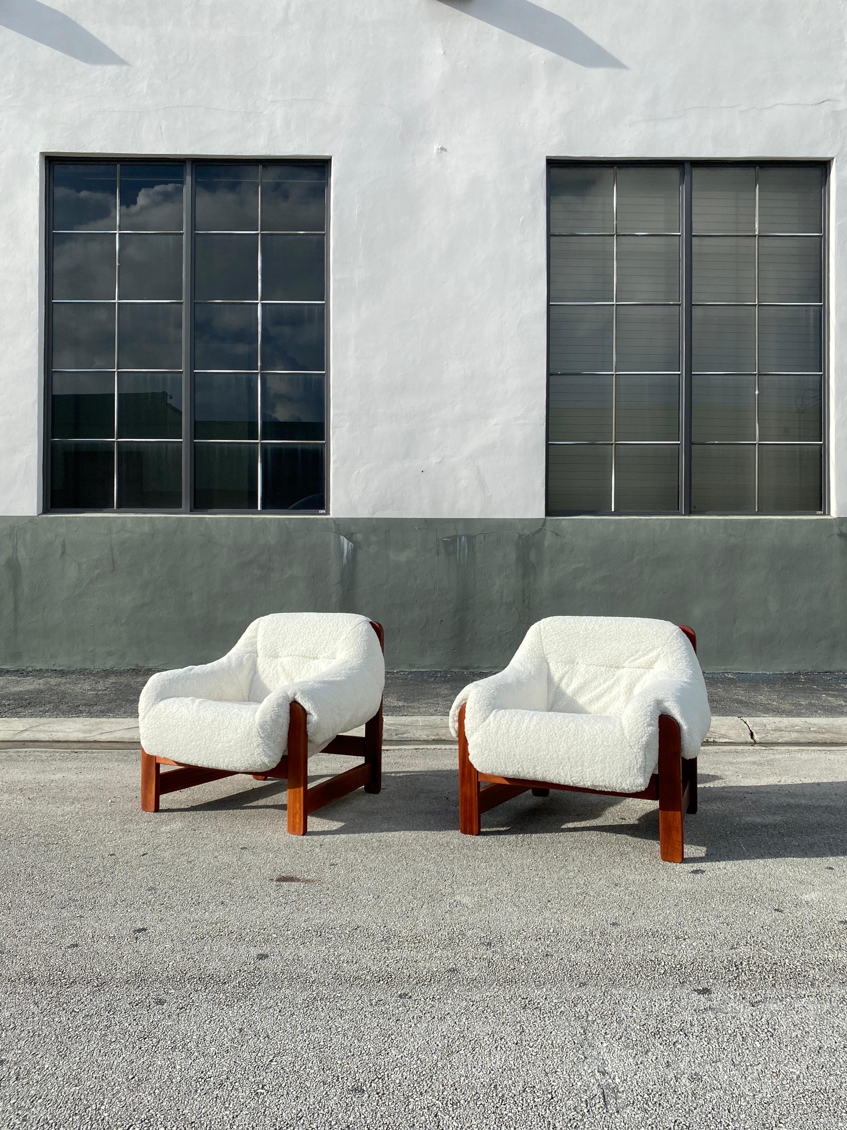 Eye catching vintage pair of armchairs with a solid rosewood structure and boucle fabric. The seat and backrest are one solid piece made of molded foam. Both upolsthery and wood frame are in great vintage condition. Circa 1960s.

Made in Brazil by