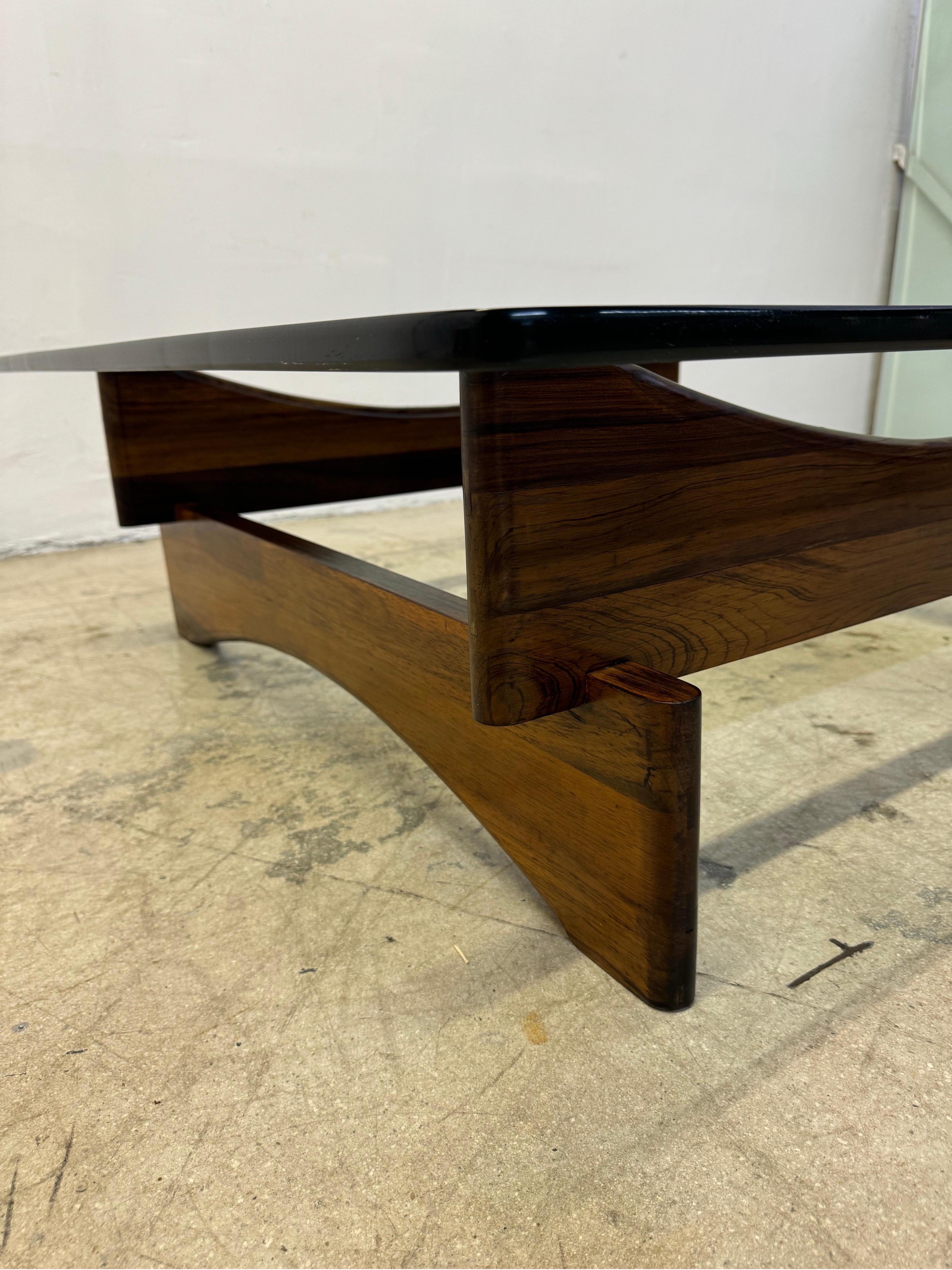 Couchtisch aus brasilianischem Palisanderholz und Glas, 1960er Jahre im Angebot 4