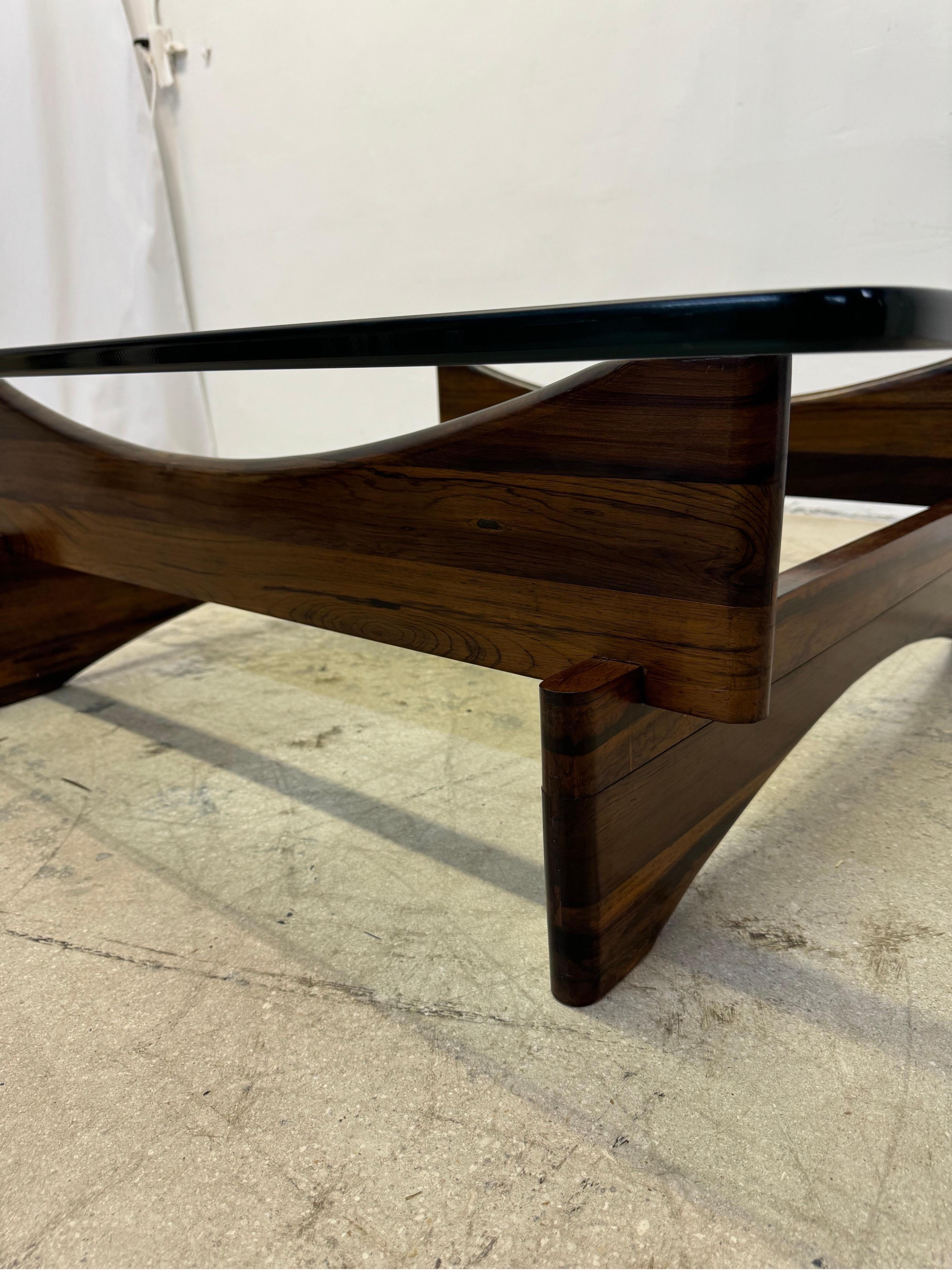 Couchtisch aus brasilianischem Palisanderholz und Glas, 1960er Jahre im Angebot 5