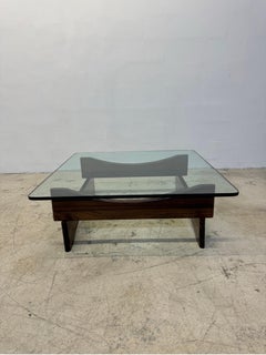 Mesa de centro de palisandro brasileño y cristal de mediados de siglo, años 60