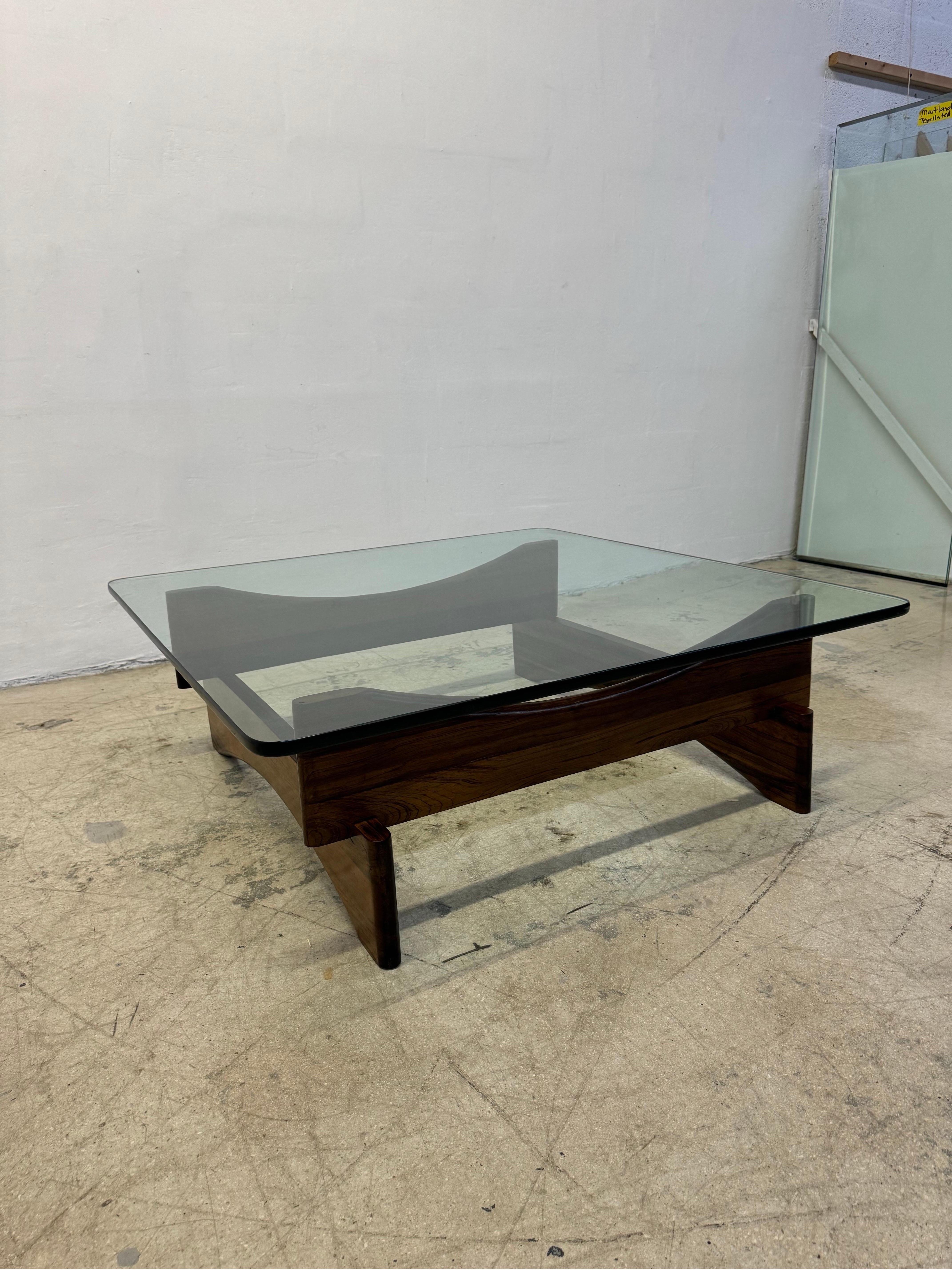 Couchtisch aus brasilianischem Palisanderholz und Glas, 1960er Jahre (Moderne der Mitte des Jahrhunderts) im Angebot