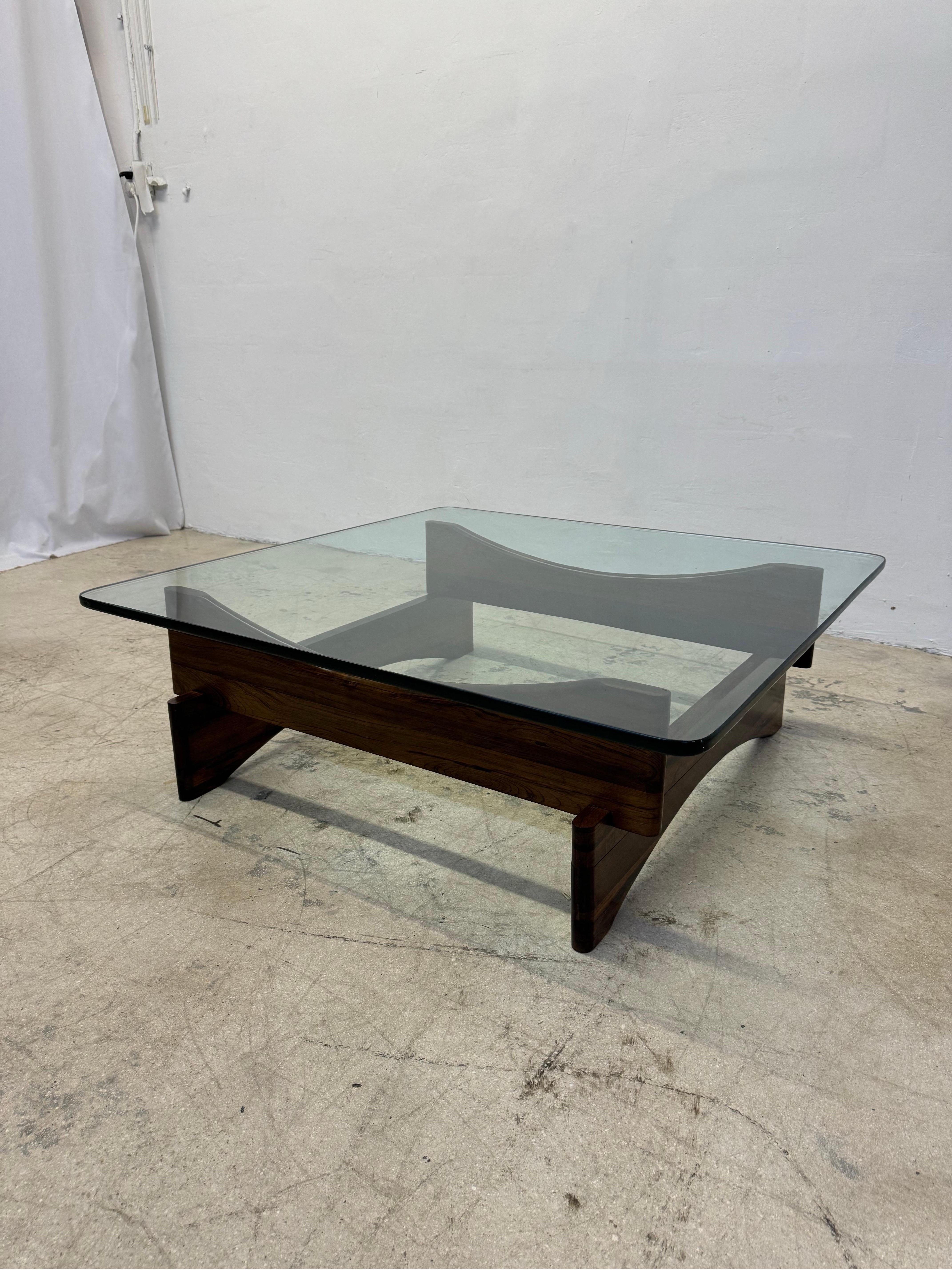 Couchtisch aus brasilianischem Palisanderholz und Glas, 1960er Jahre (Brasilianisch) im Angebot
