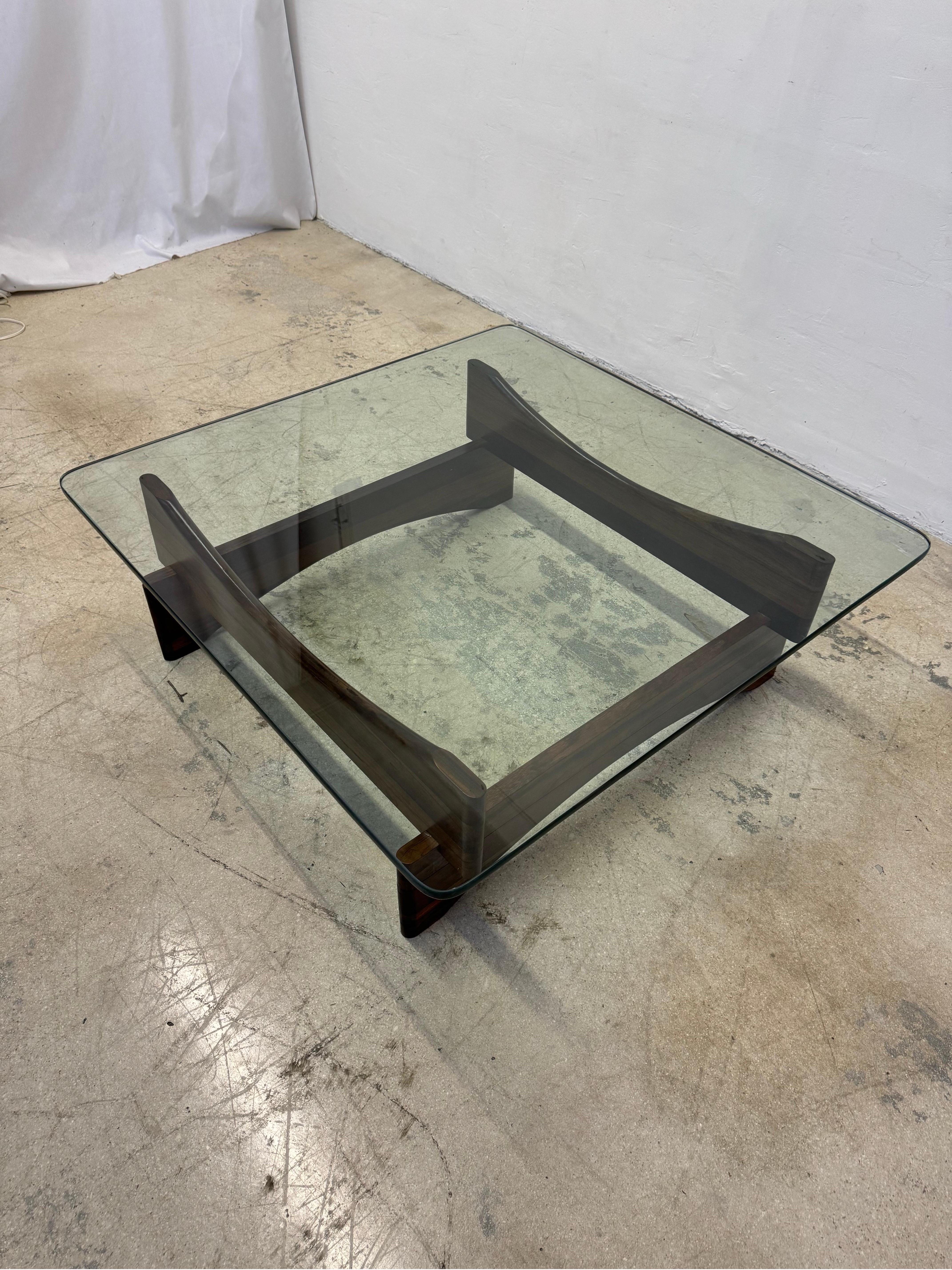 Couchtisch aus brasilianischem Palisanderholz und Glas, 1960er Jahre im Zustand „Gut“ im Angebot in Miami, FL