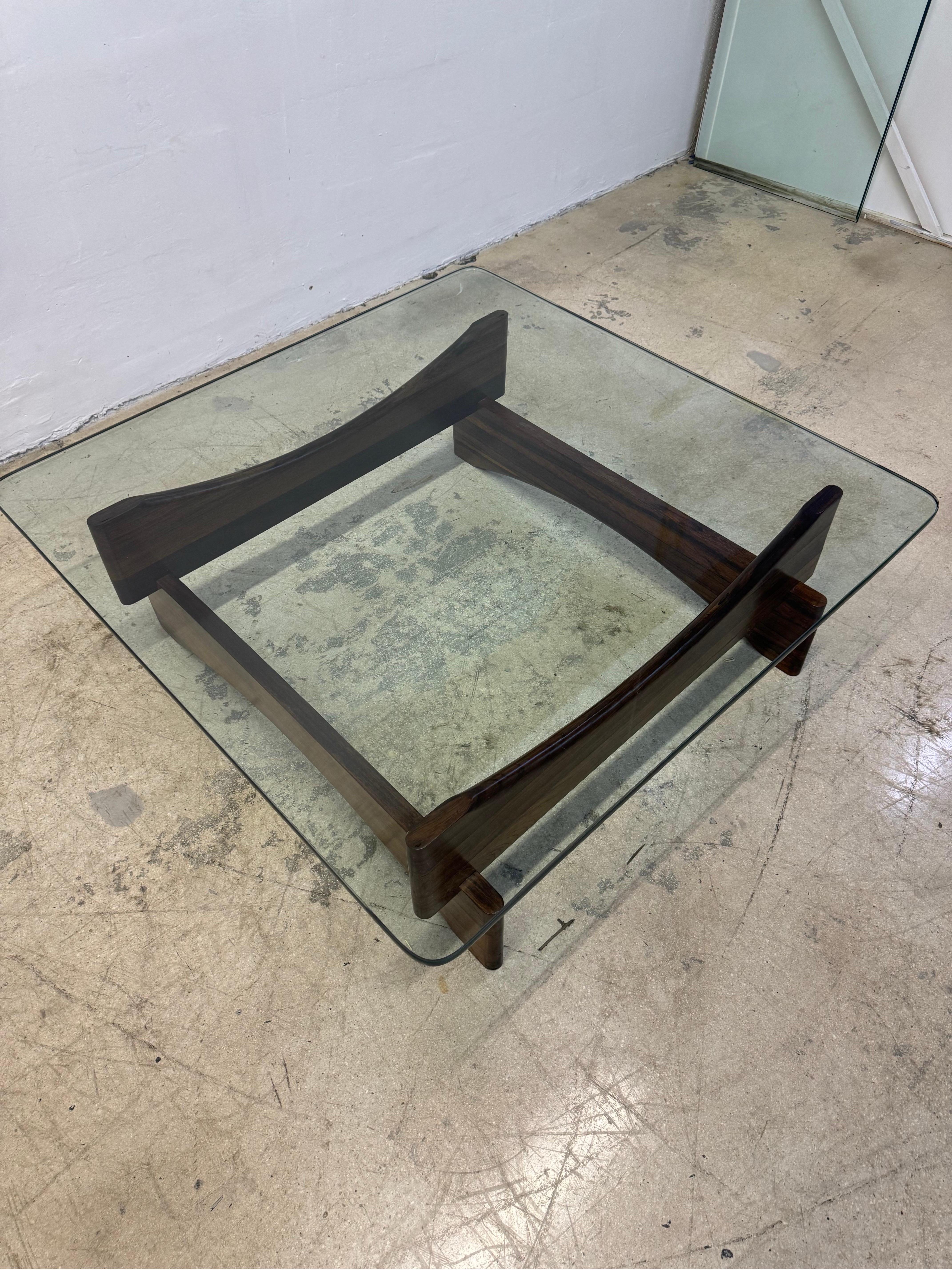 Couchtisch aus brasilianischem Palisanderholz und Glas, 1960er Jahre (20. Jahrhundert) im Angebot