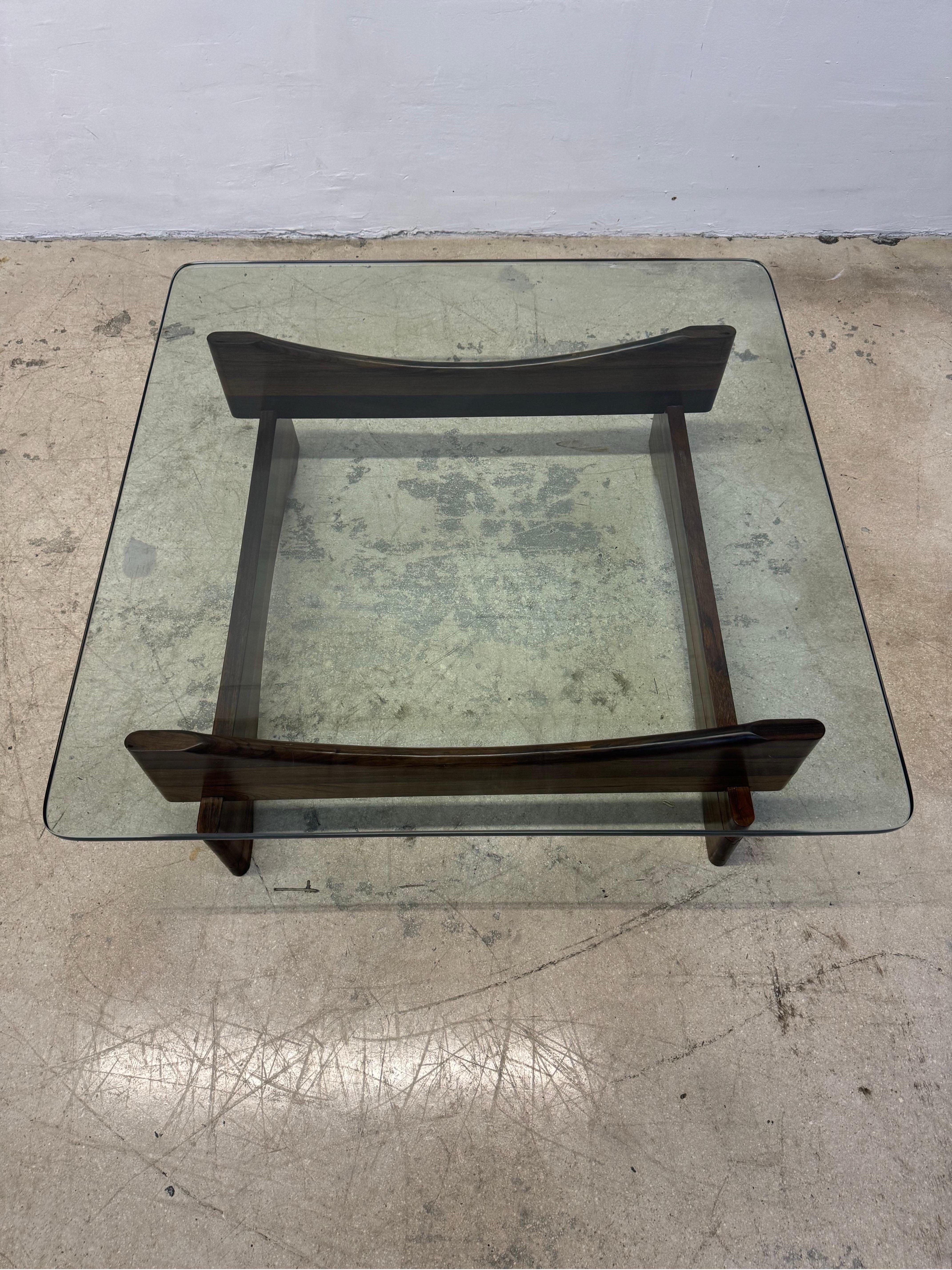 Couchtisch aus brasilianischem Palisanderholz und Glas, 1960er Jahre im Angebot 1