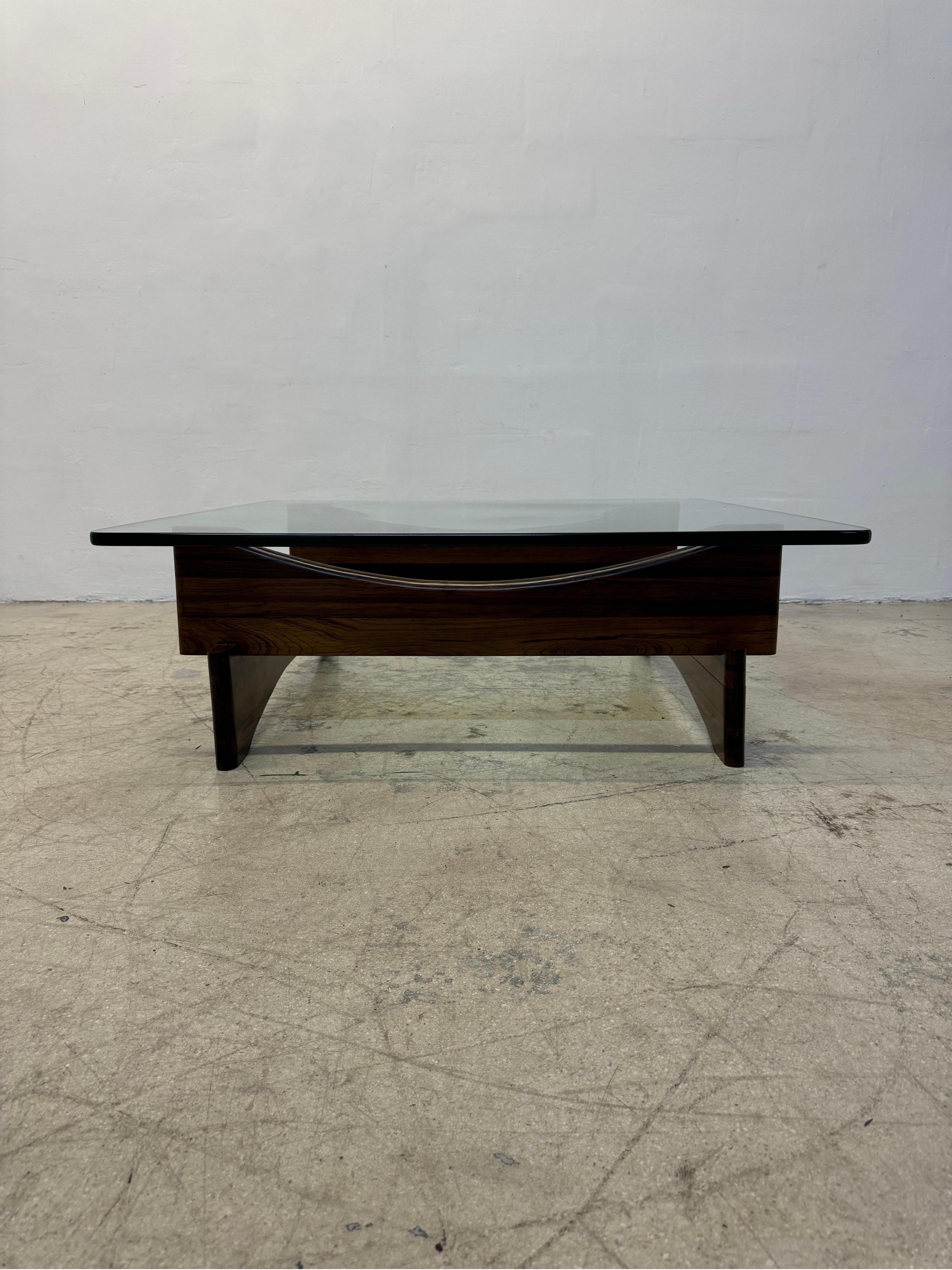Couchtisch aus brasilianischem Palisanderholz und Glas, 1960er Jahre im Angebot 2