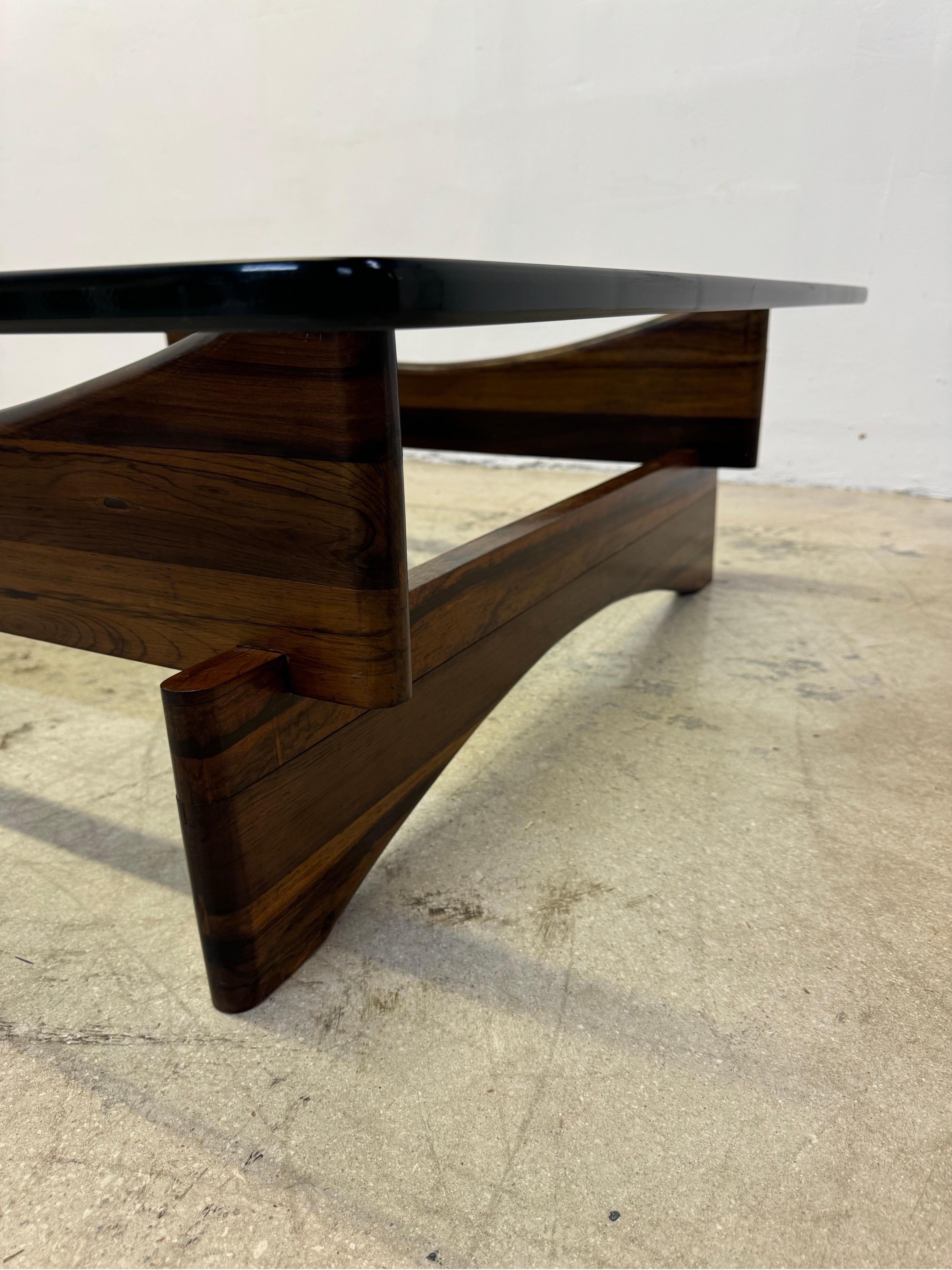 Couchtisch aus brasilianischem Palisanderholz und Glas, 1960er Jahre im Angebot 3