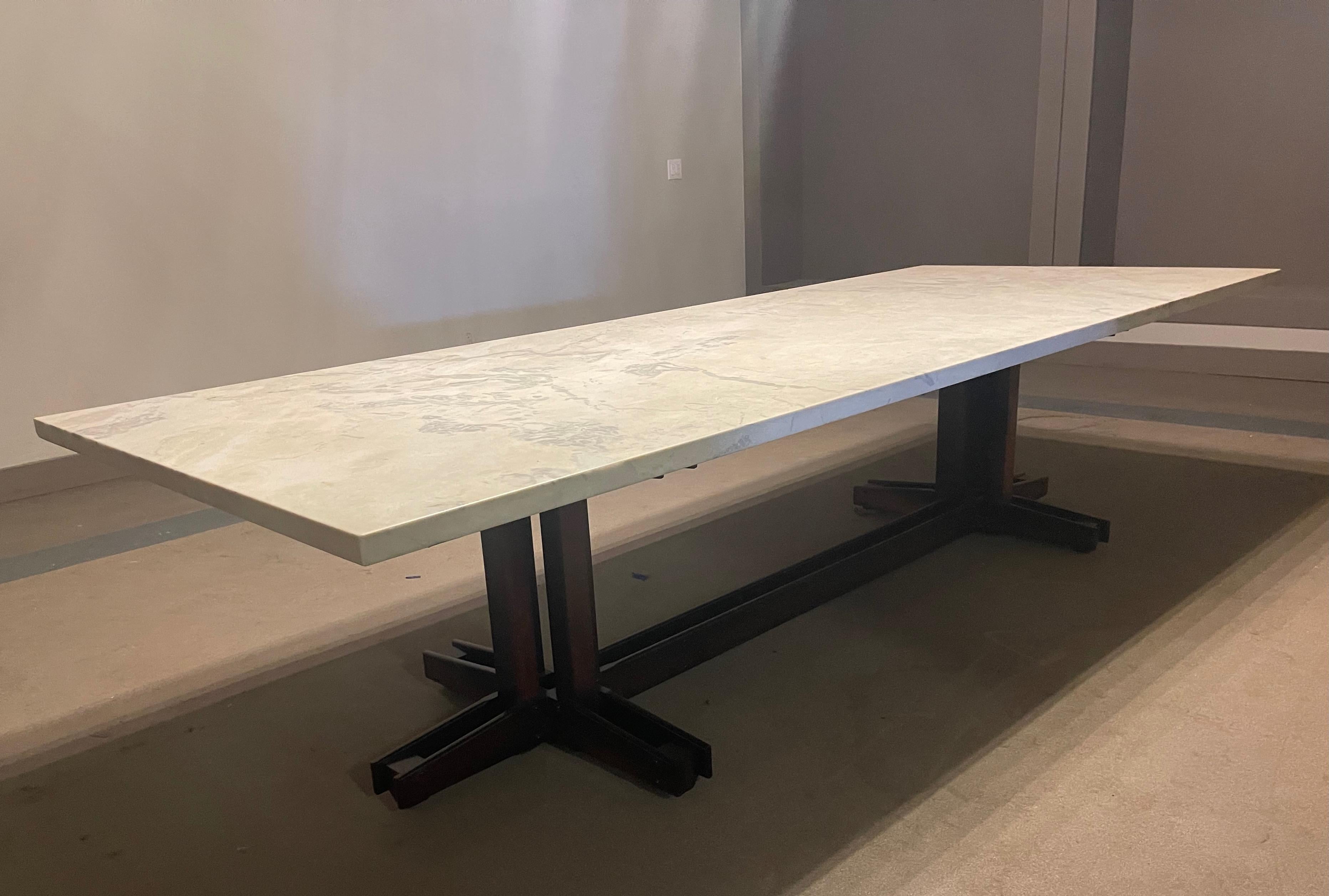 Mesa de comedor de palisandro brasileño y mármol de mediados de siglo Moderno de mediados de siglo en venta