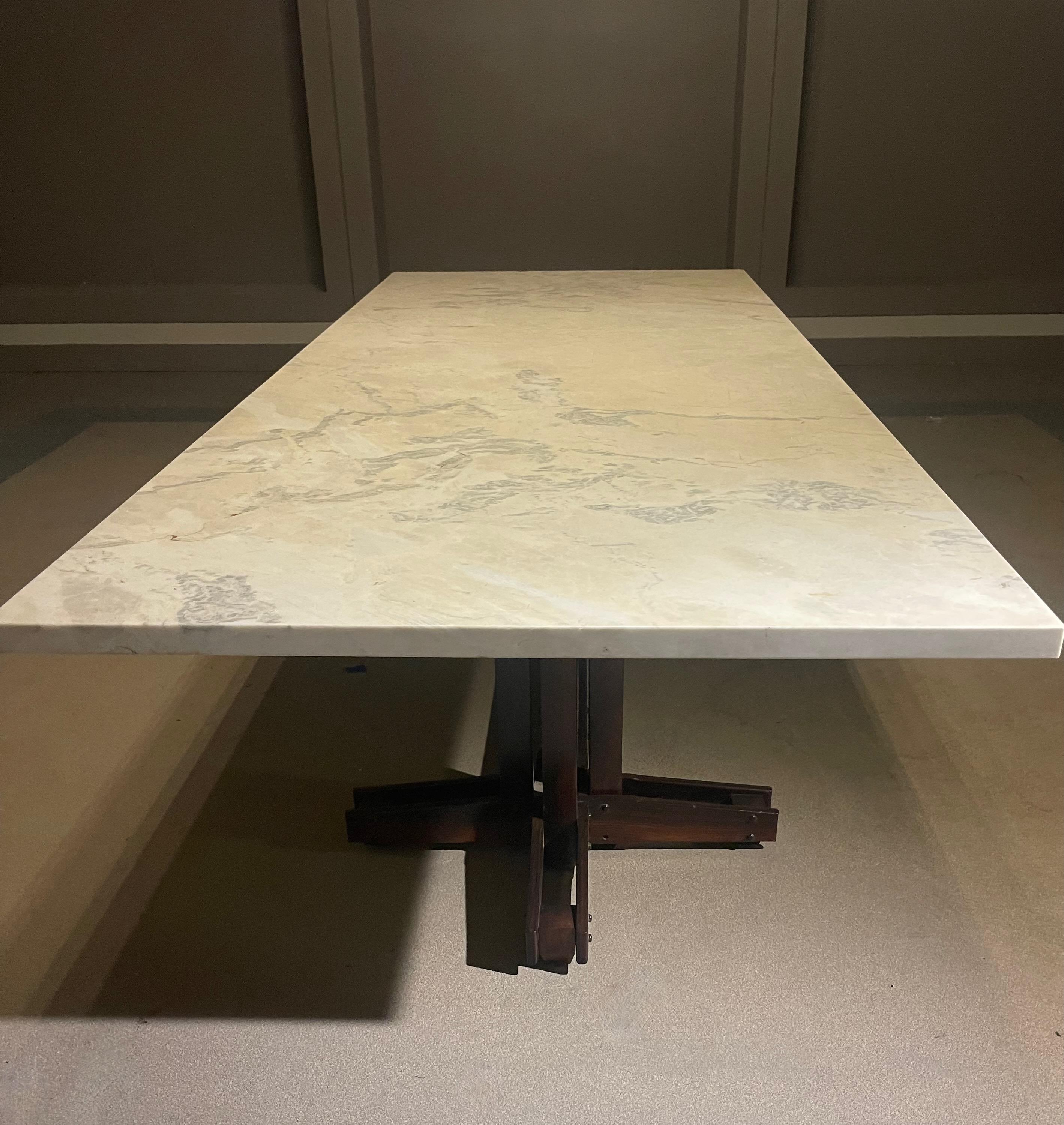 Mesa de comedor de palisandro brasileño y mármol de mediados de siglo Brasileño en venta