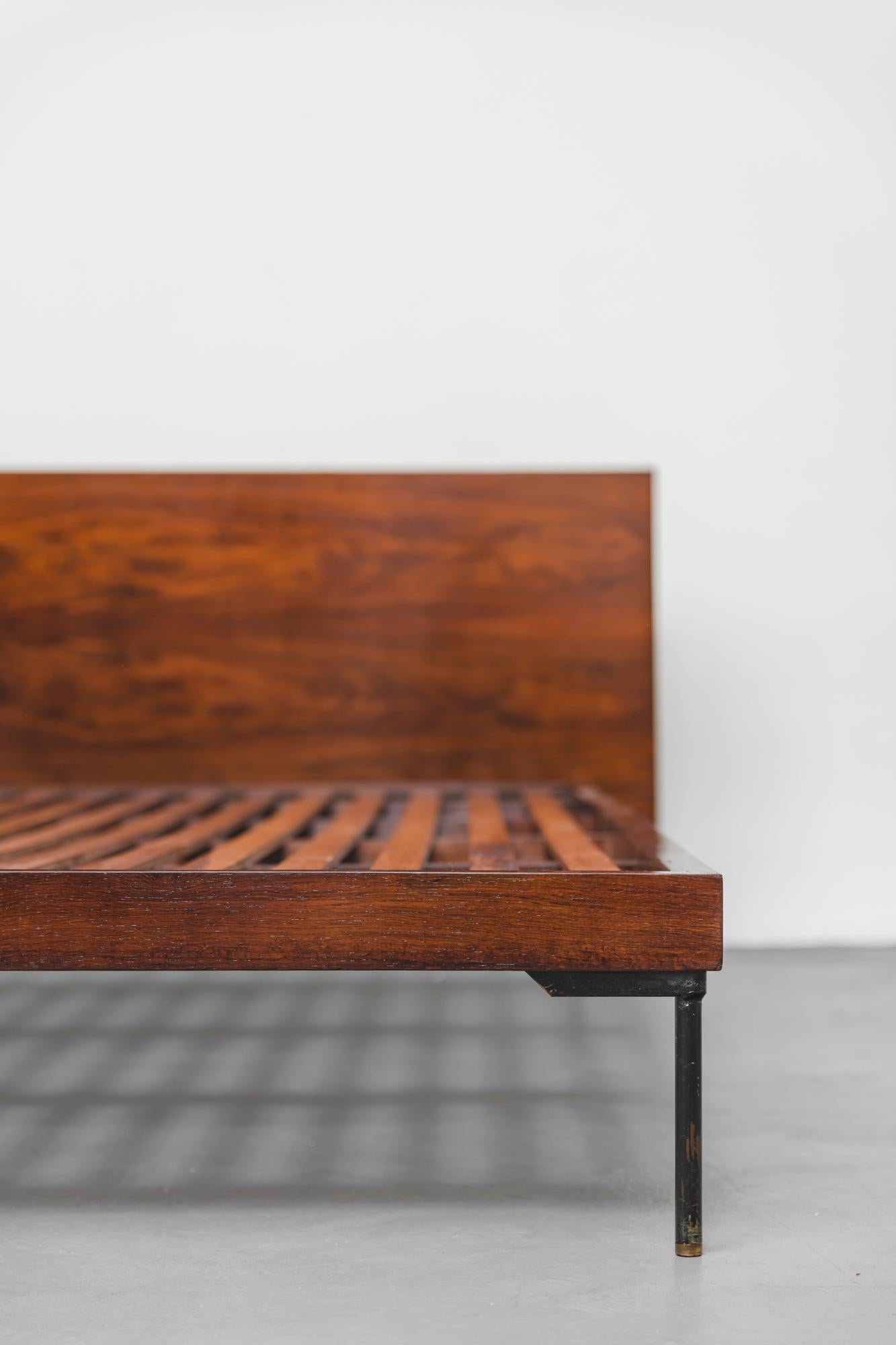 Cama de palisandro brasileño de Geraldo de Barros, Mediados de siglo, 1950, Tamaño Queen Moderno de mediados de siglo en venta