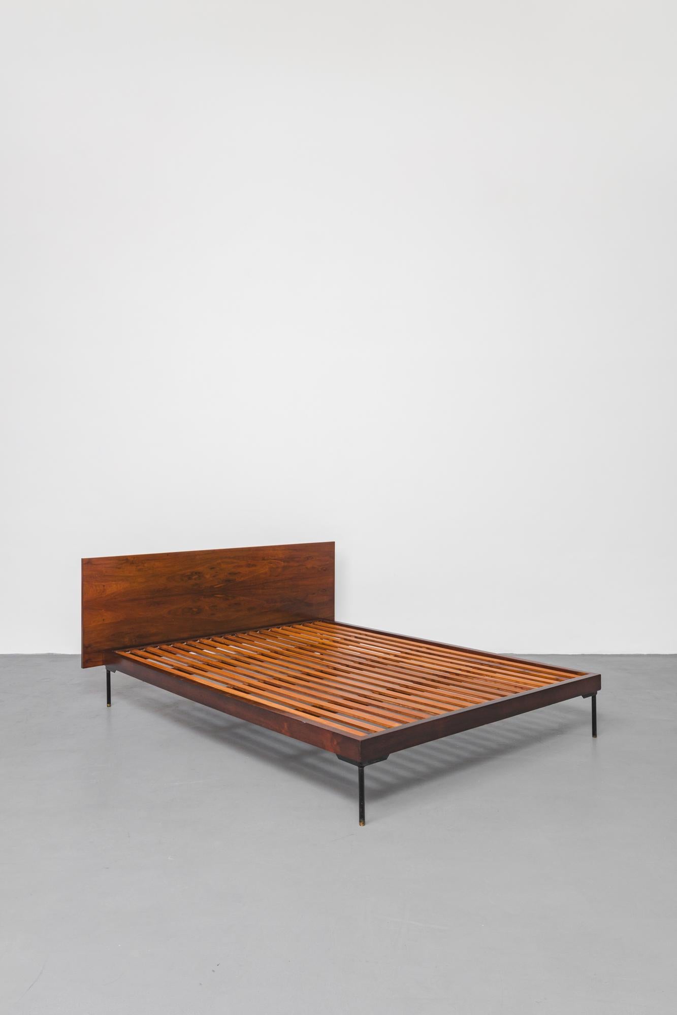 Midcentury Brazilian Rosewood Bed by Geraldo de Barros, 1950s, Queen Size In Good Condition For Sale In New York, NY