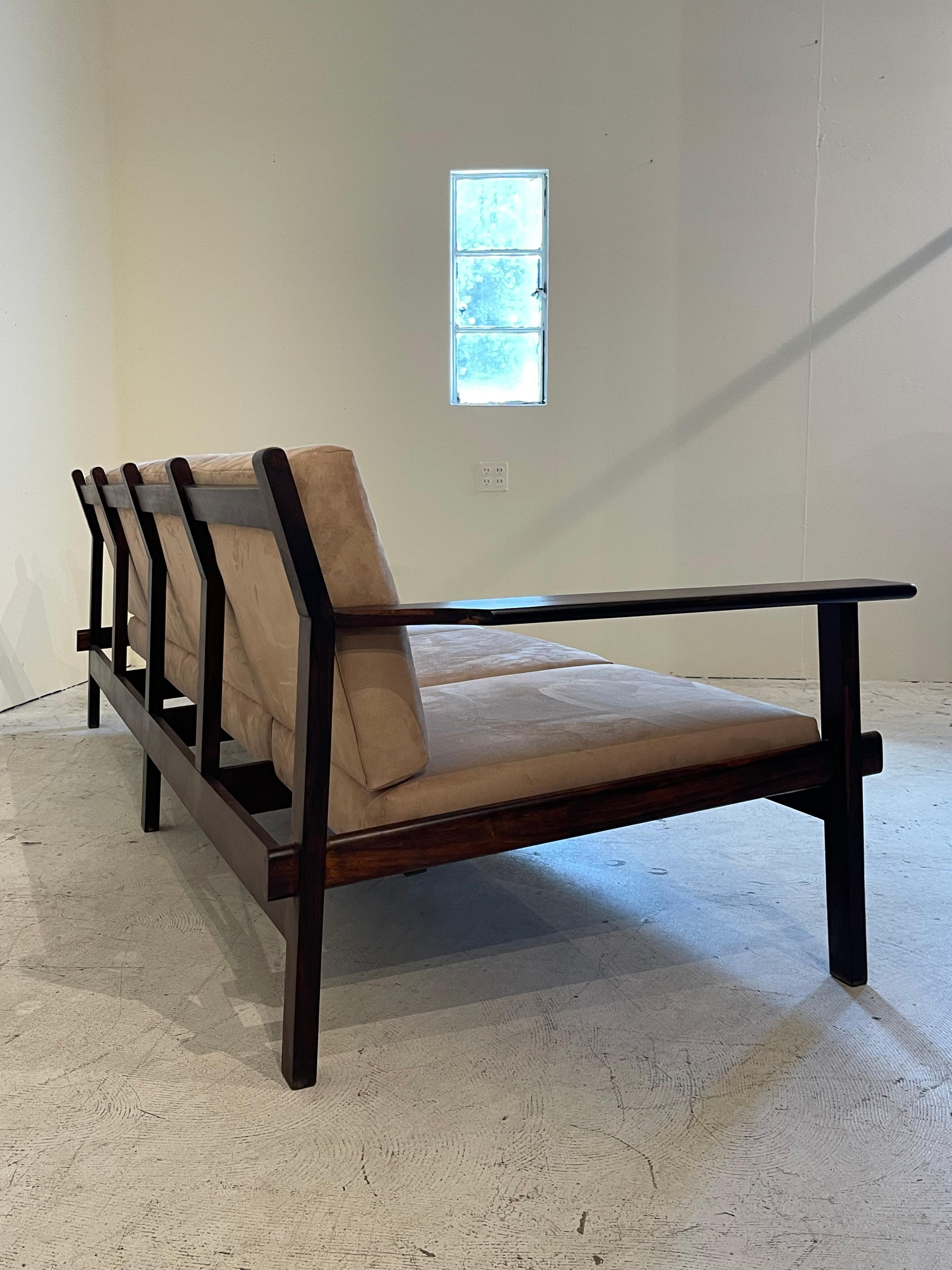 Canapé en palissandre brésilien du milieu du siècle par Celina Decorações, années 1960 en vente 2