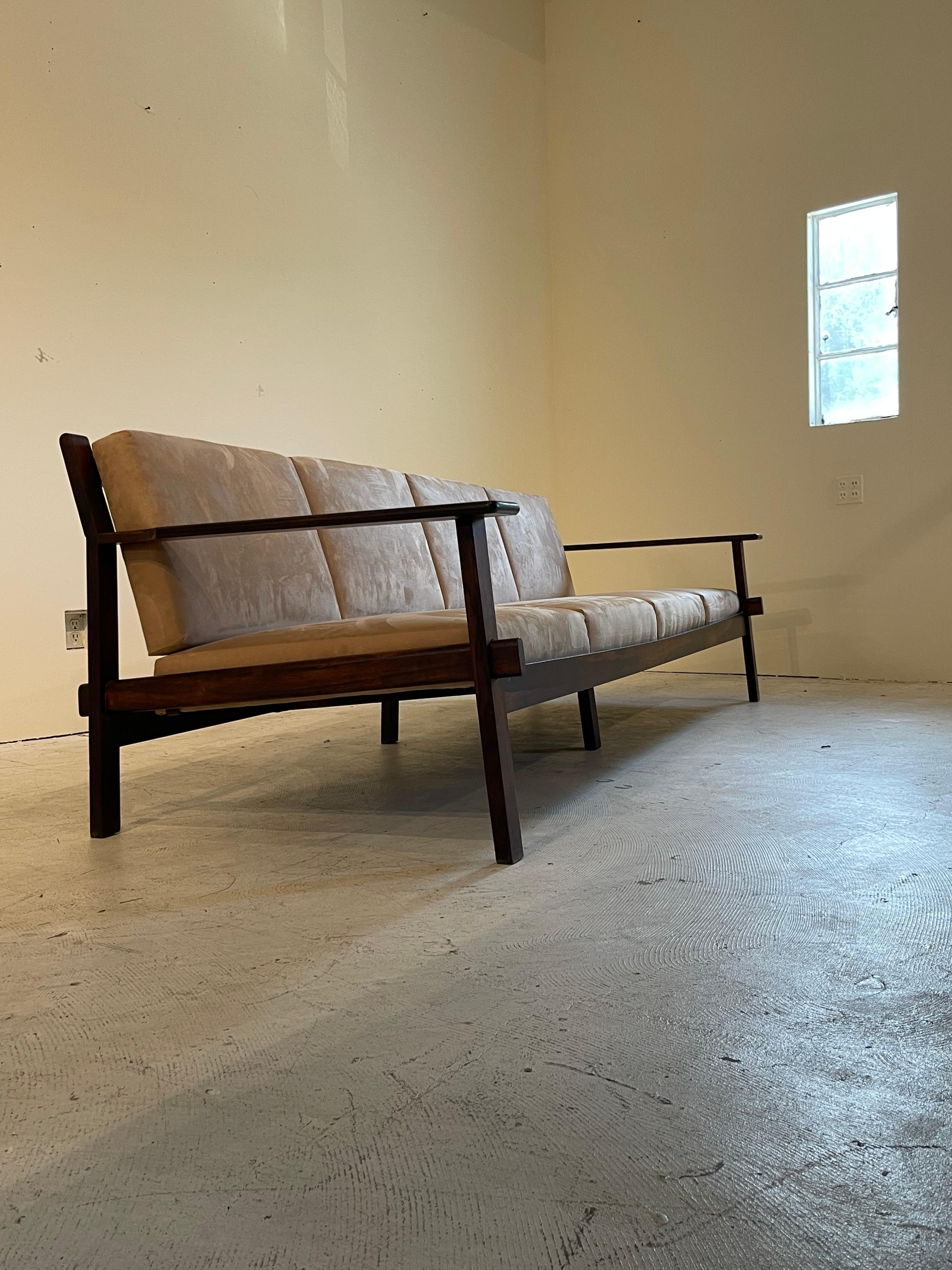 Canapé en palissandre brésilien du milieu du siècle par Celina Decorações, années 1960 en vente 4