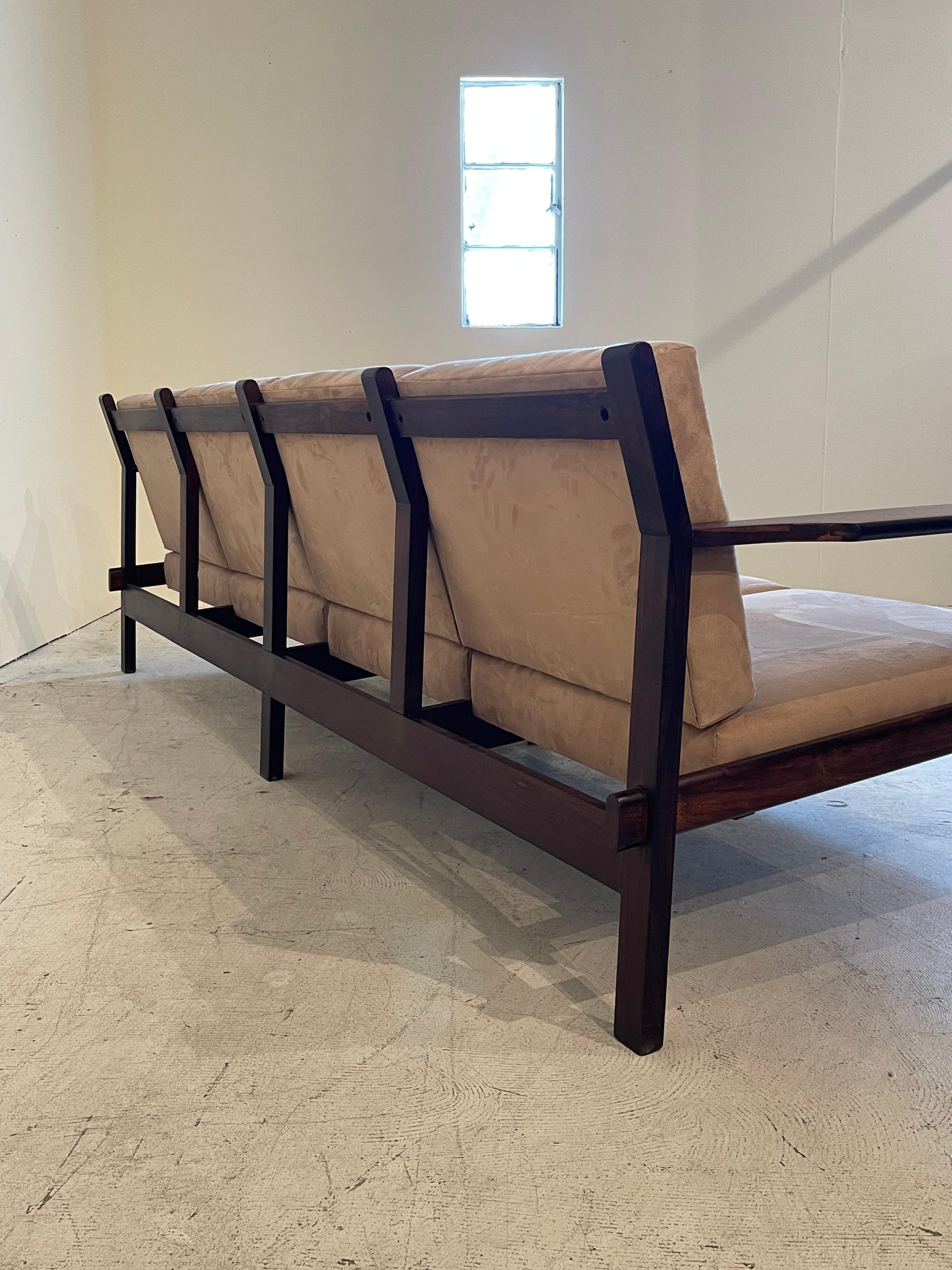 Canapé en palissandre brésilien du milieu du siècle par Celina Decorações, années 1960 en vente 5