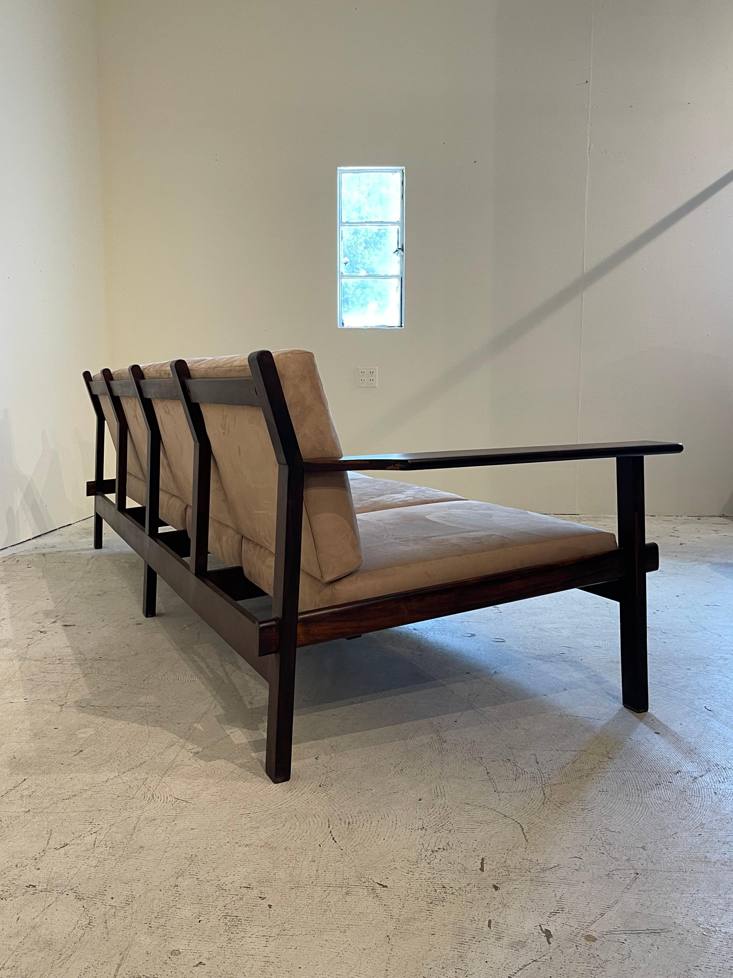 Canapé en palissandre brésilien du milieu du siècle par Celina Decorações, années 1960 en vente 6