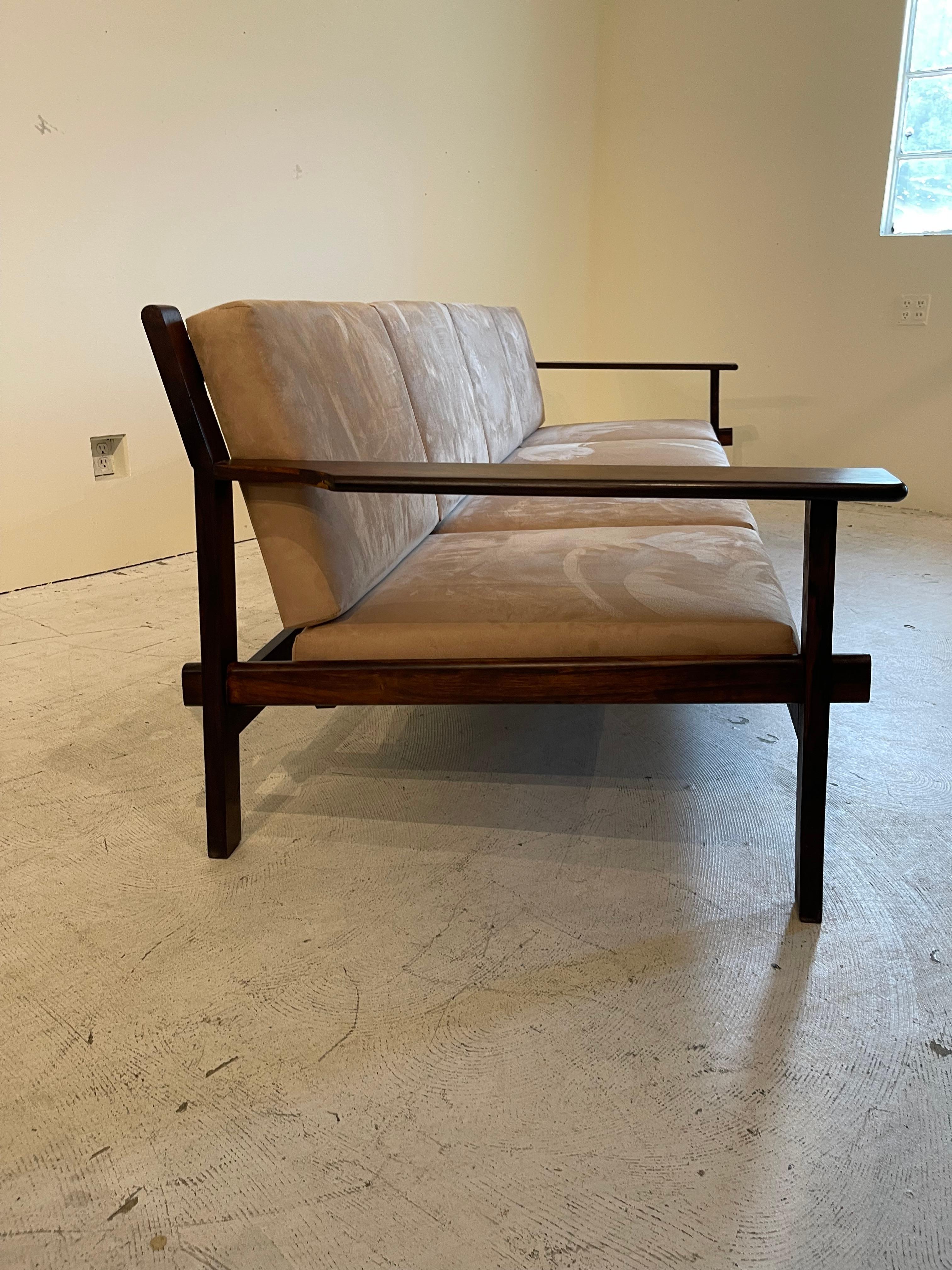 Canapé en palissandre brésilien du milieu du siècle par Celina Decorações, années 1960 en vente 7