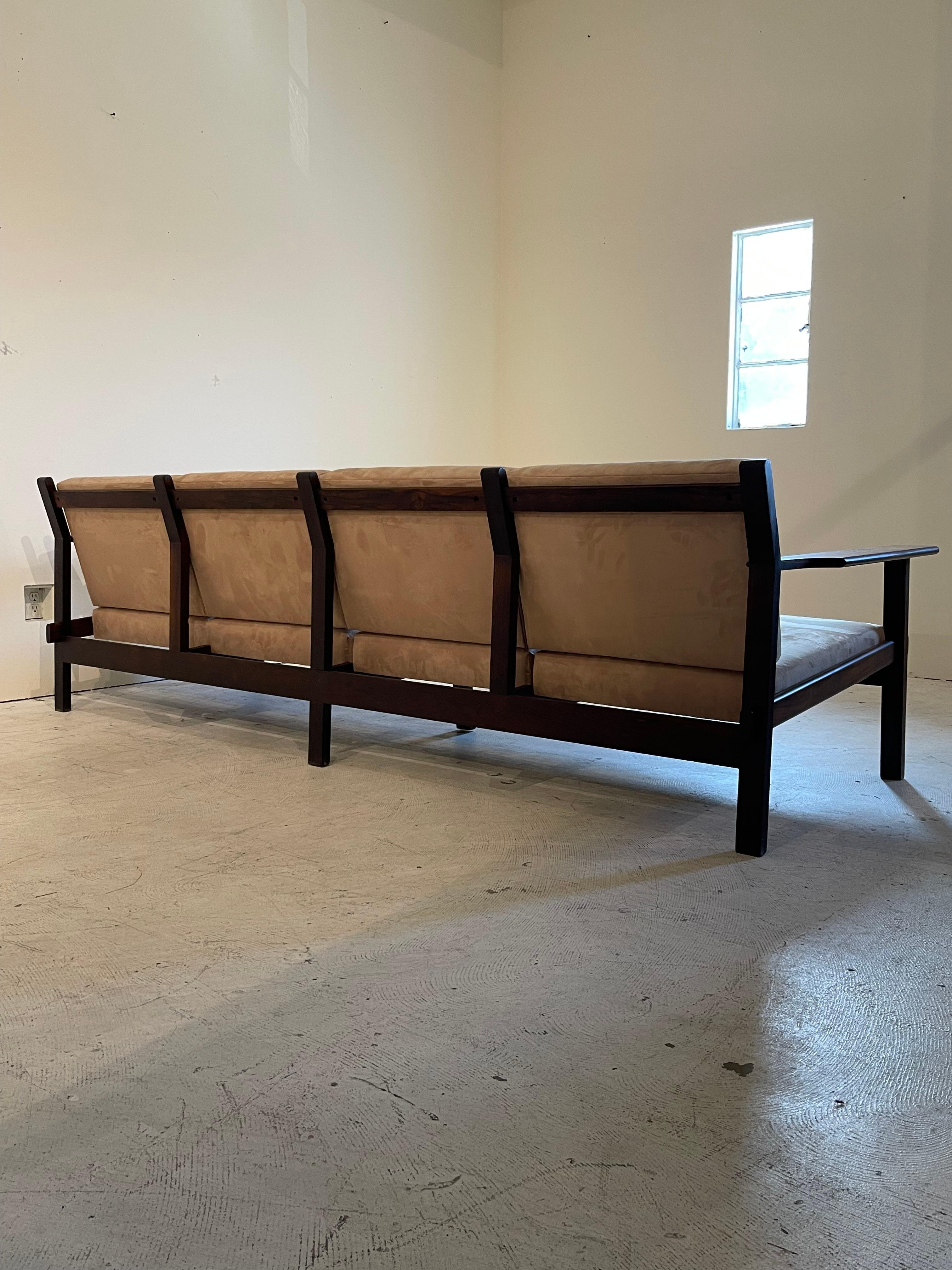 Canapé en palissandre brésilien du milieu du siècle par Celina Decorações, années 1960 en vente 8