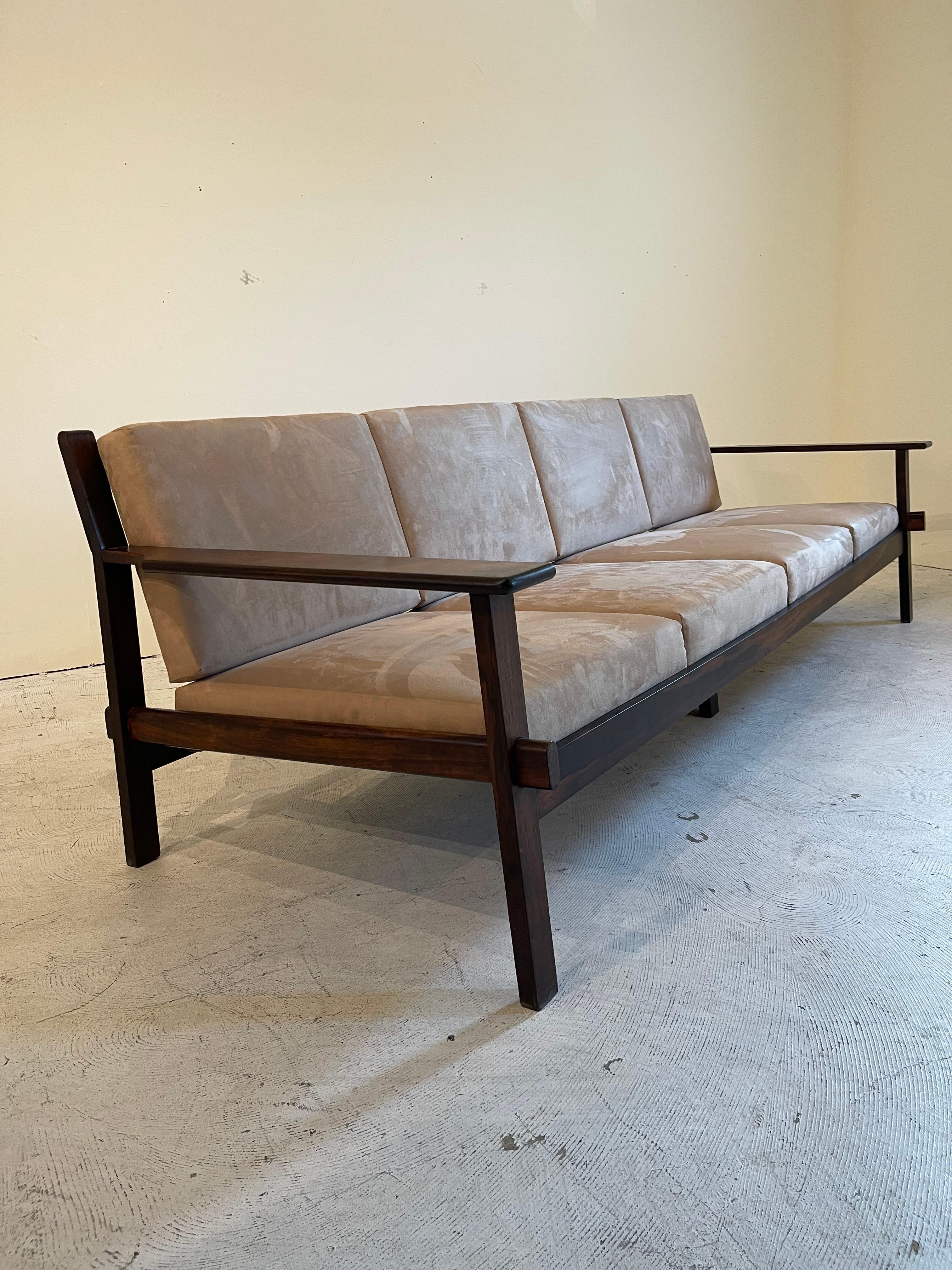 Canapé en palissandre brésilien du milieu du siècle par Celina Decorações, années 1960 en vente 9